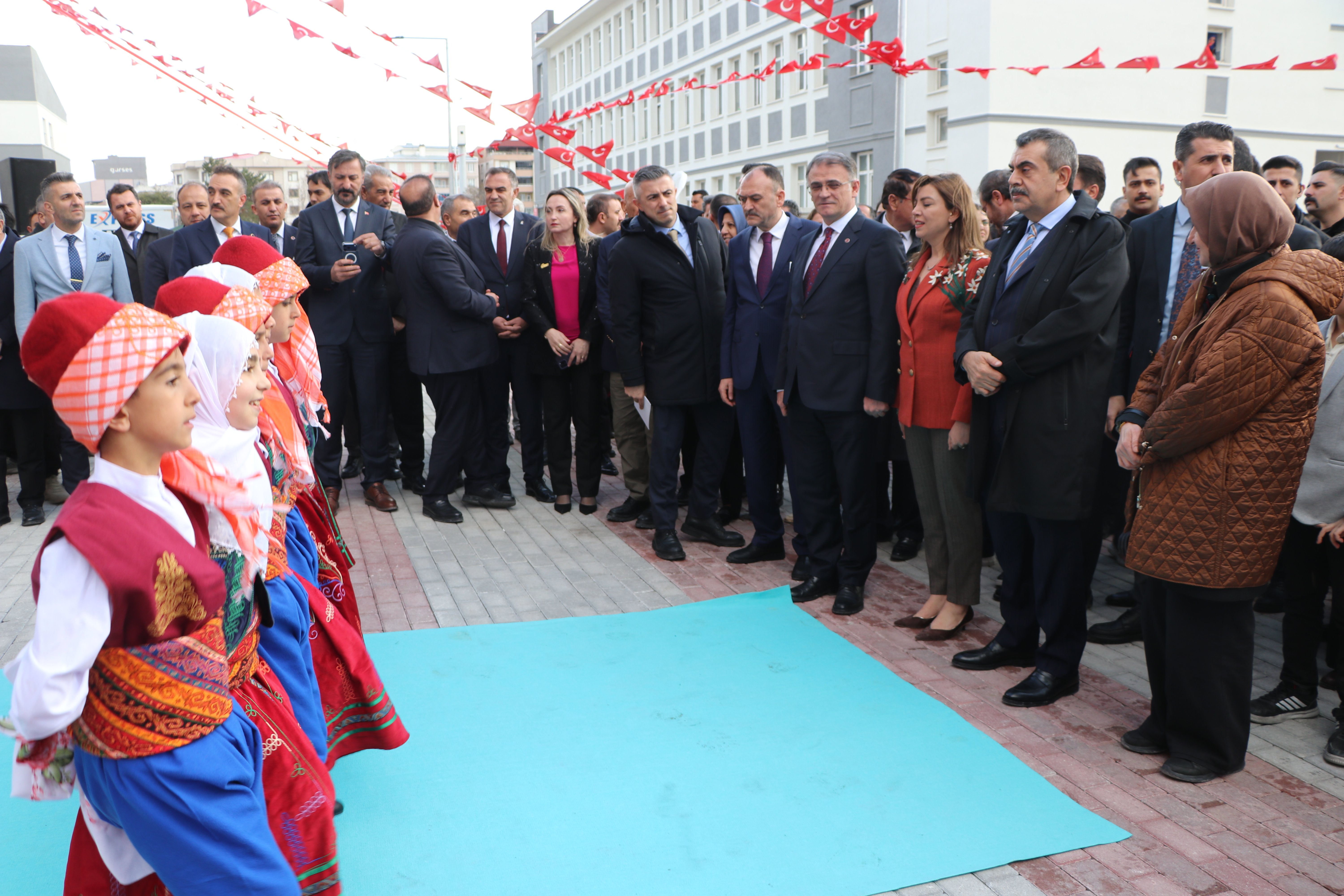 Bakan Tekin öğrencilerle