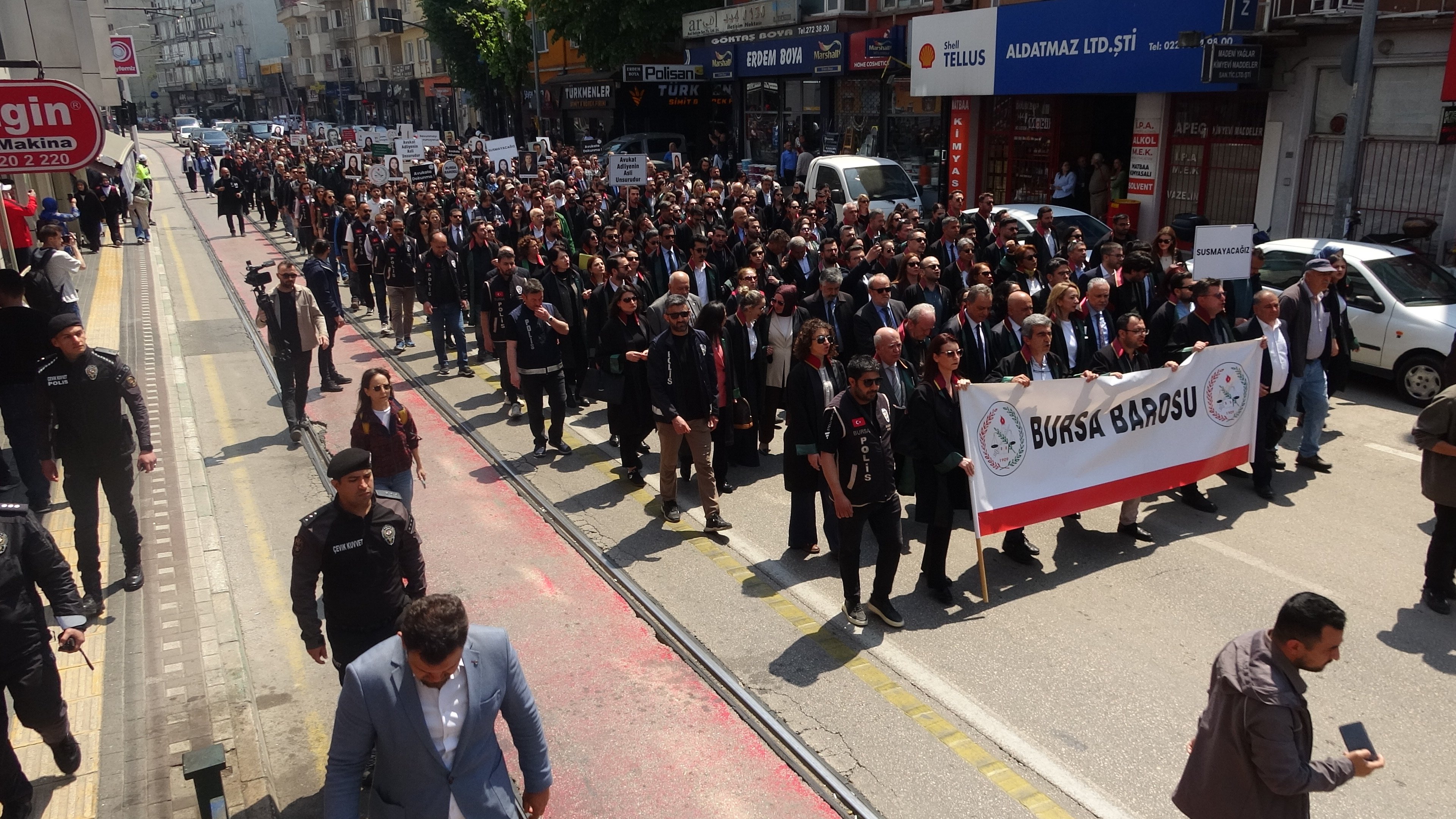 Bursa Baro Başkanı Metin Öztosun adliye önünde konuşuyor