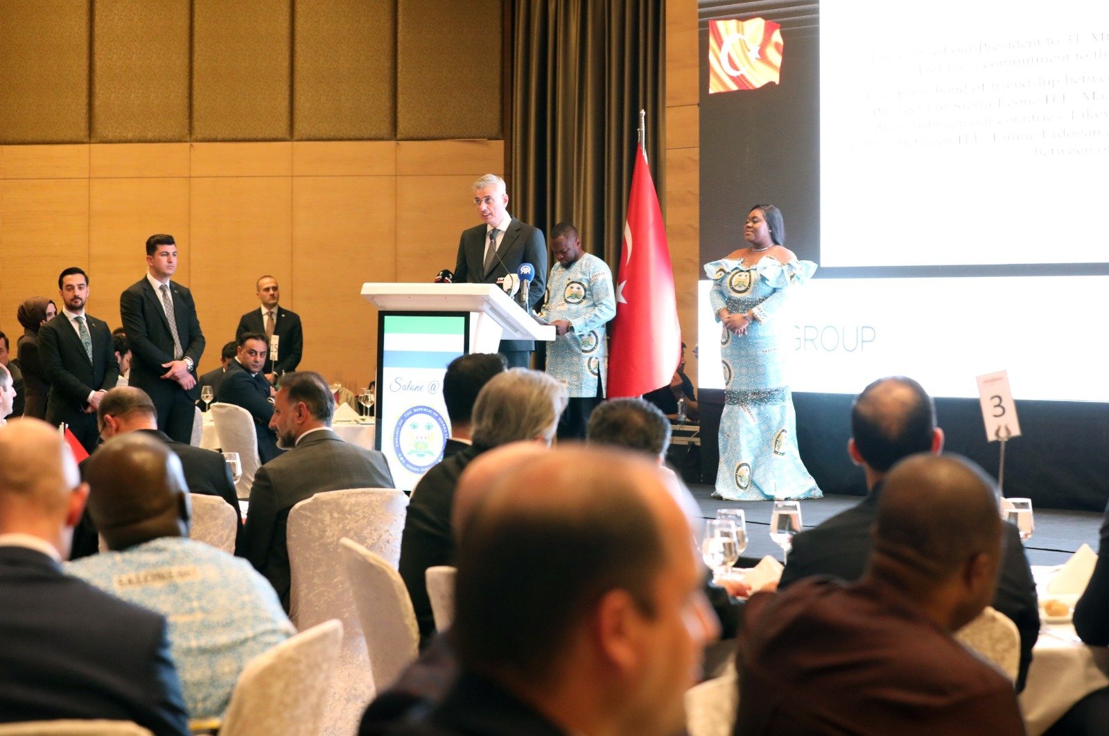 Bakan Memişoğlu, Sierra Leone Büyükelçisi Francess Virginia Anderson ile bir arada.