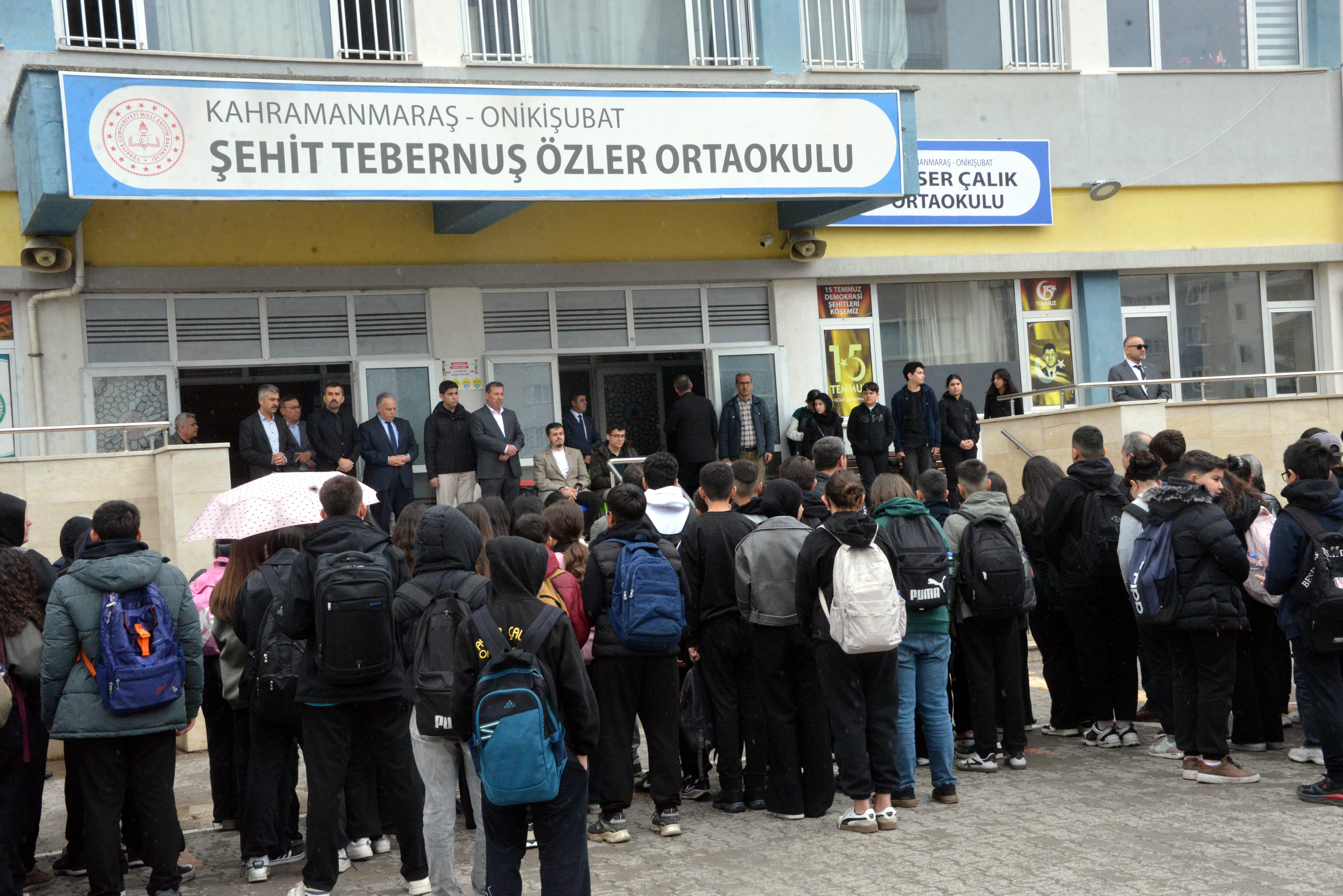 Ayser Çalık Ortaokulu sınıflarında ilk ders