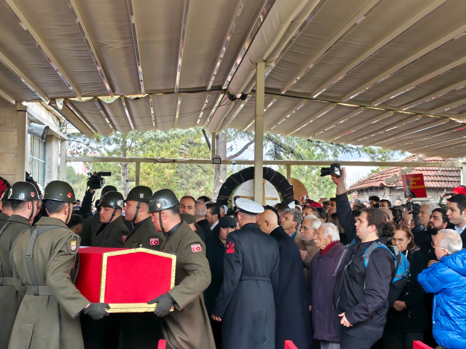 Yalçın Küçük mezarı başında son tören