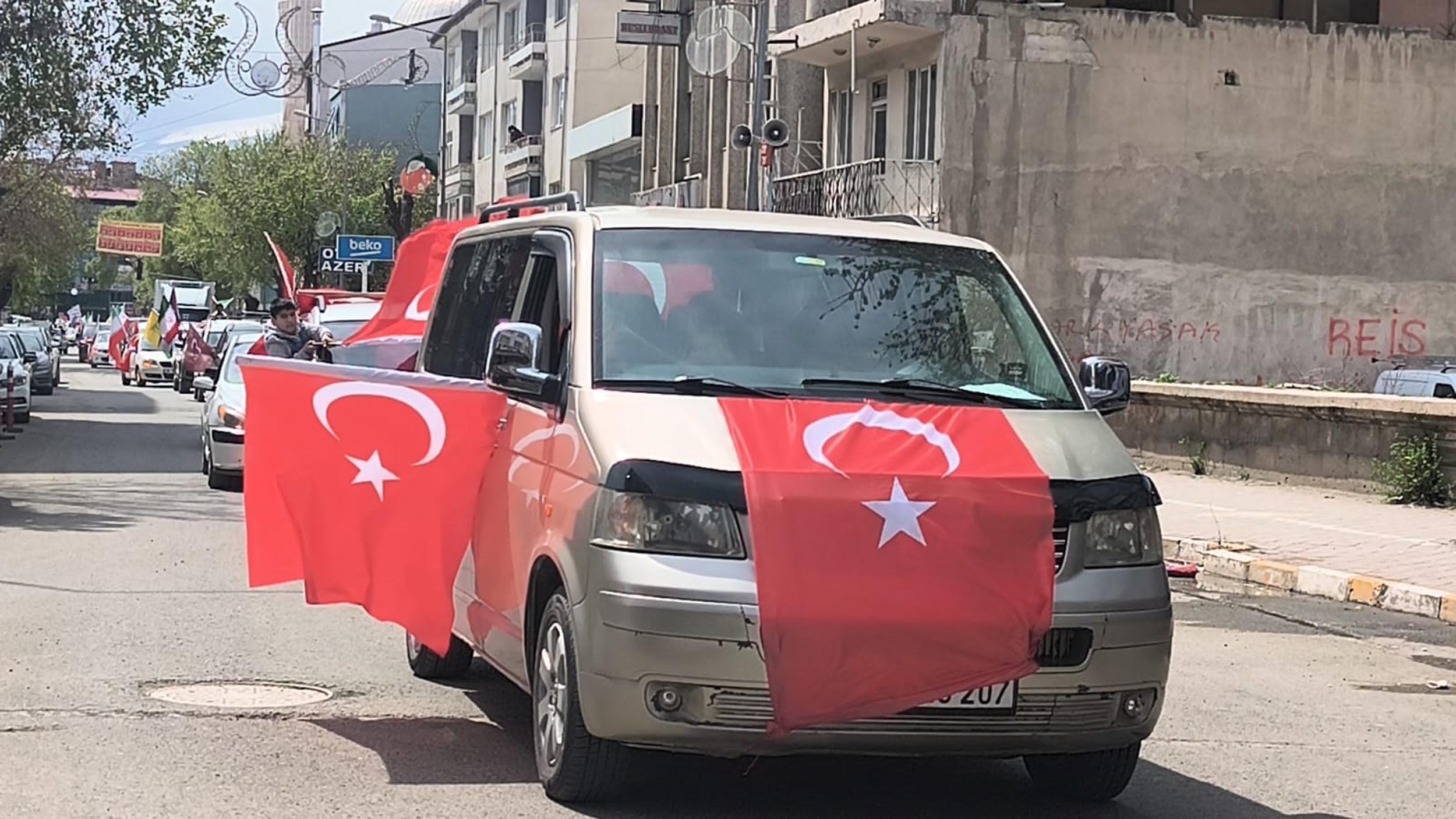 Iğdır konvoyu bayraklar