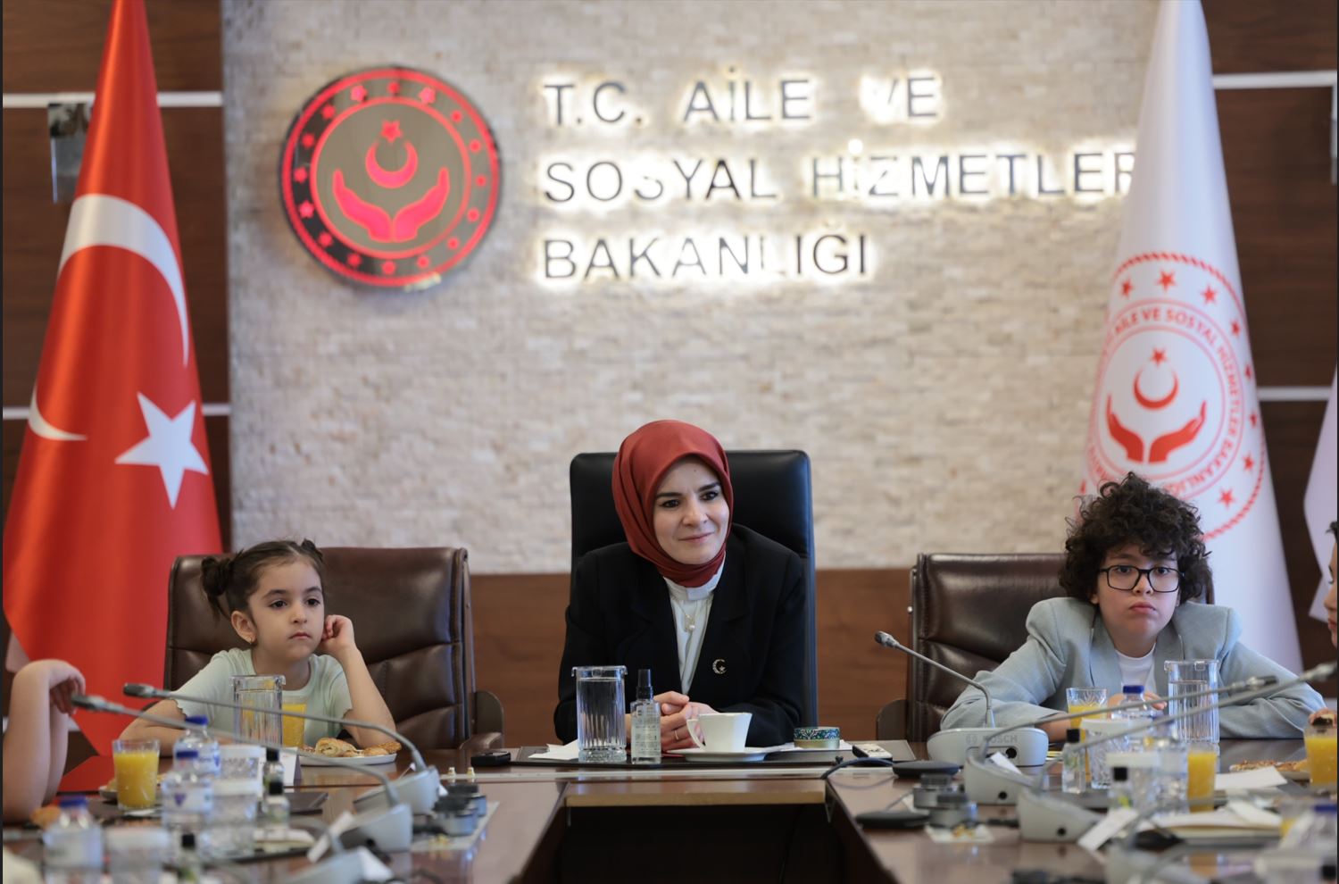 Bakan Göktaş, çocuklarla bir arada