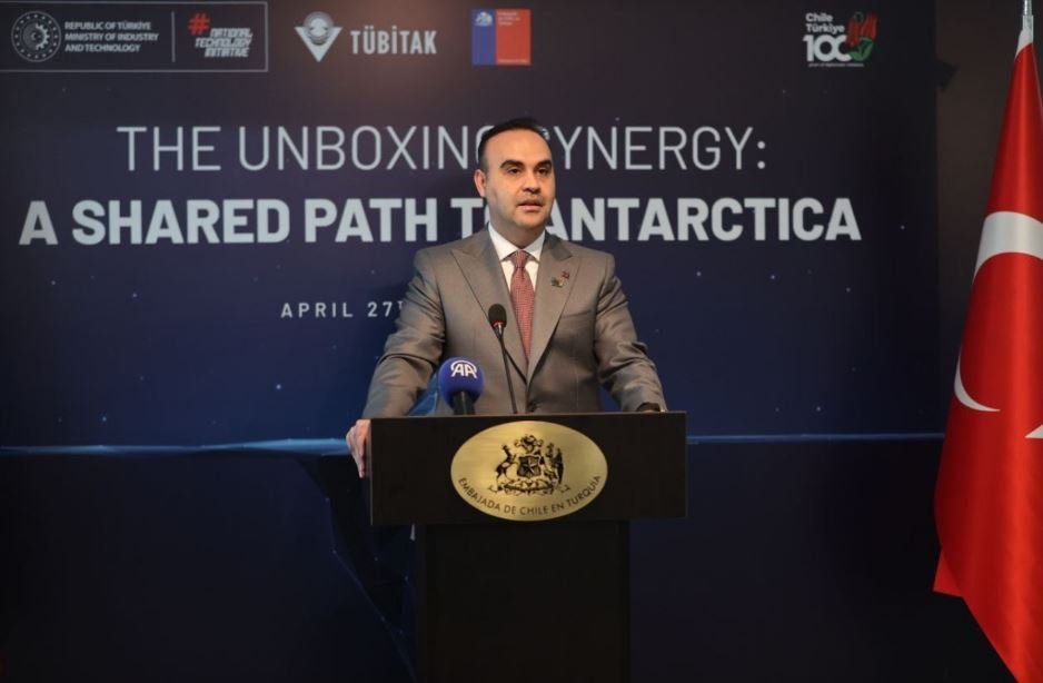 Bakan Kacır Şili Büyükelçiliği sergisi