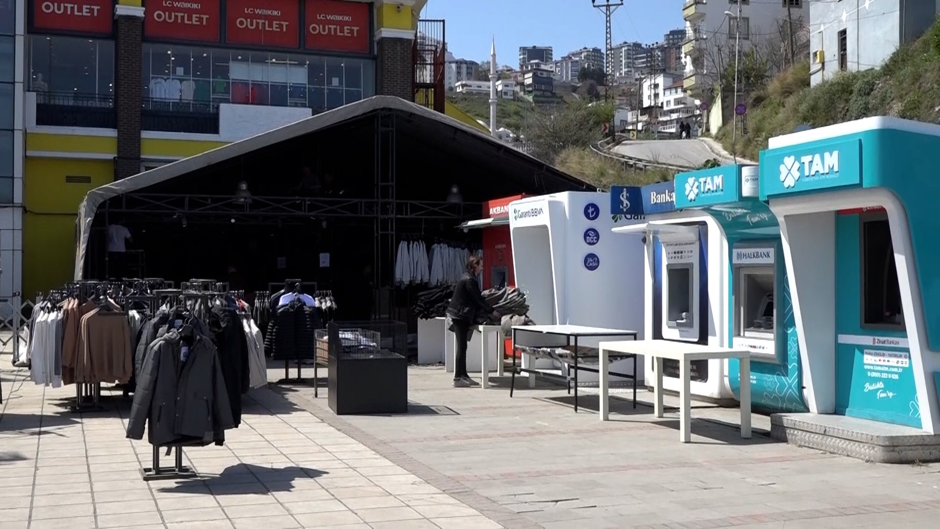 AVM önü kapatıldı