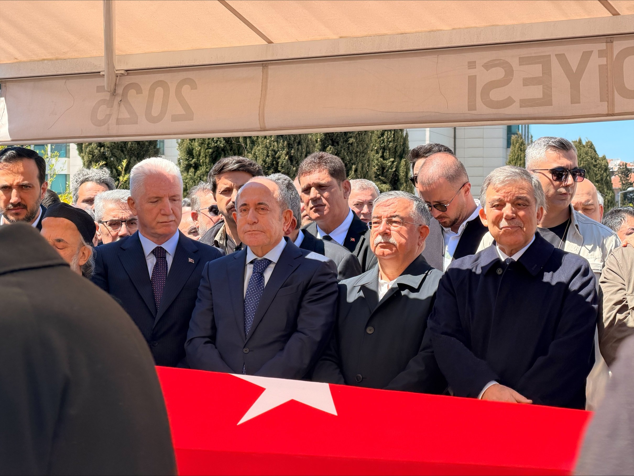 Katılımcılar taziyeleri kabul ediyor