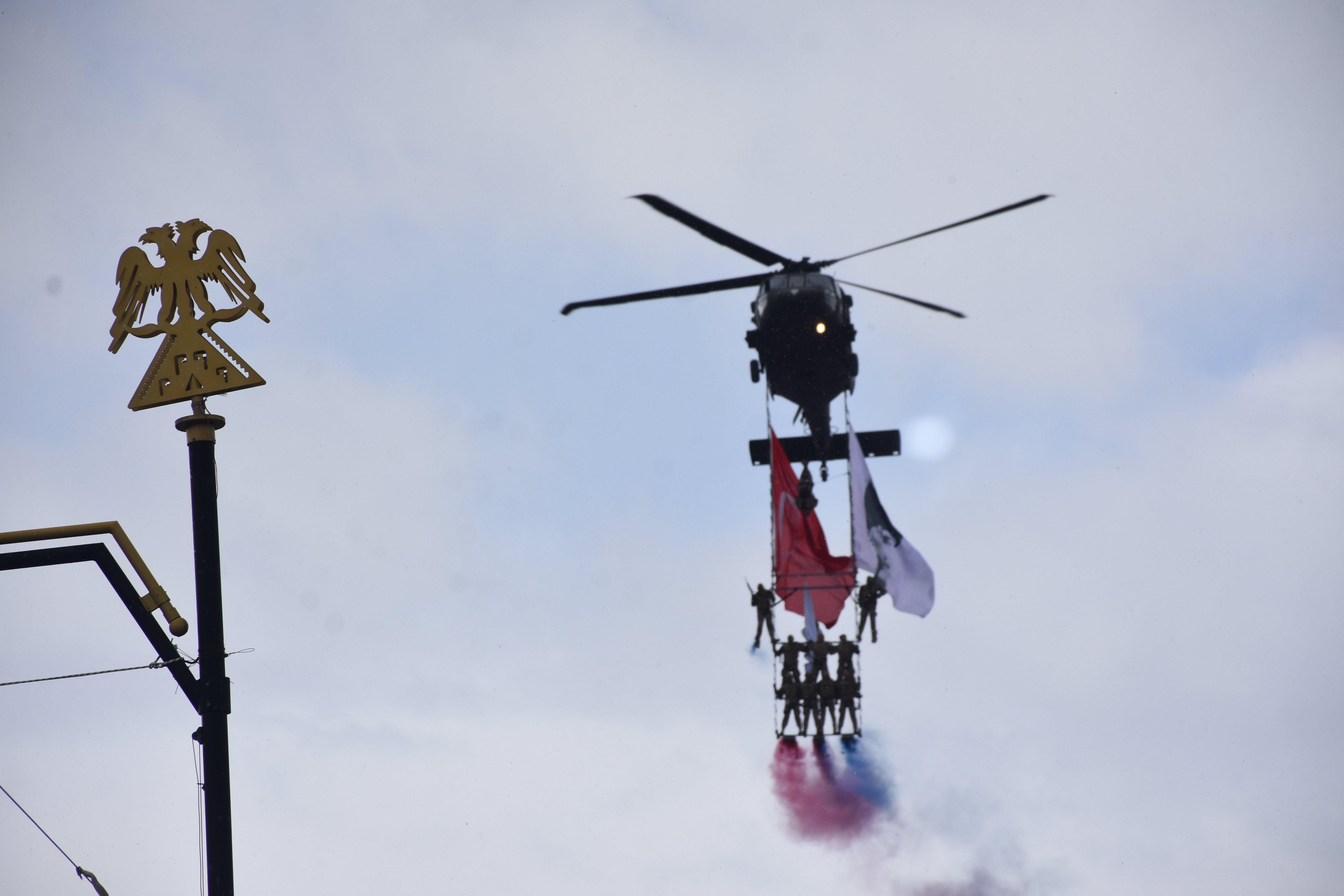 Polis Helikopteri Üzüm Salkımı Gösterisi