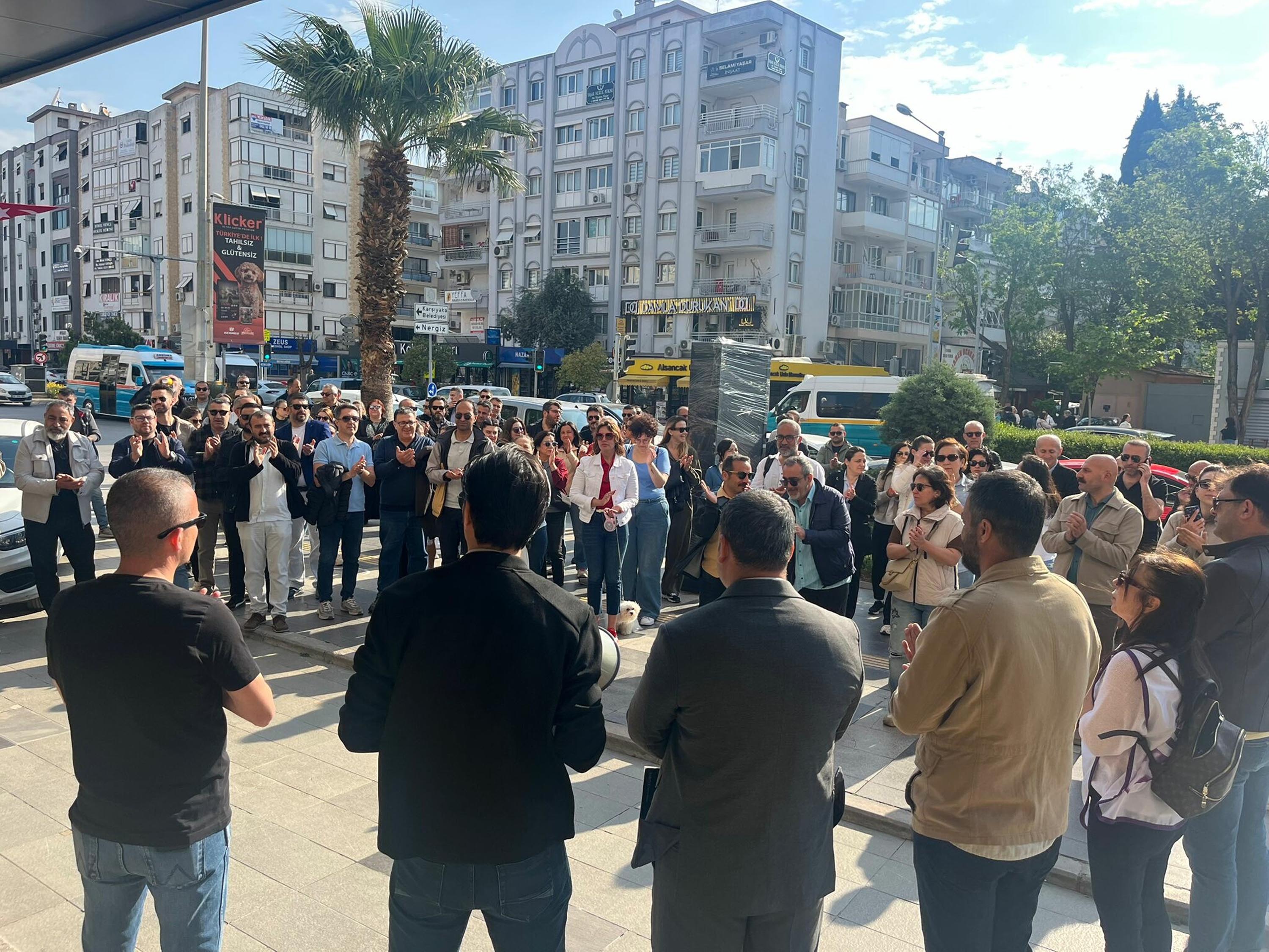 Karşıyaka Belediyesi önünde eylem