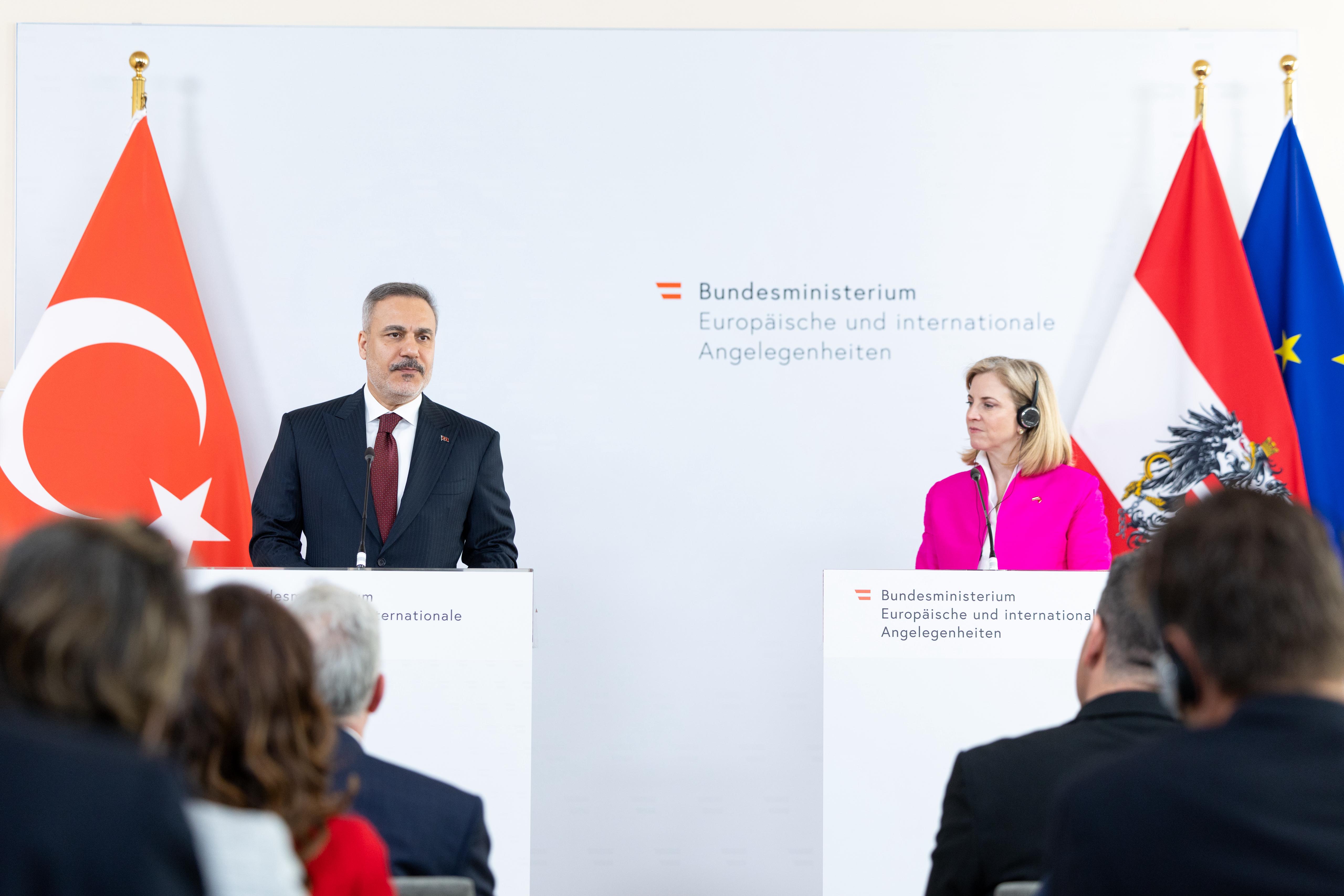 Dışişleri Bakanı Hakan Fidan, Avusturyalı mevkidaşı ile basın toplantısı düzenliyor.