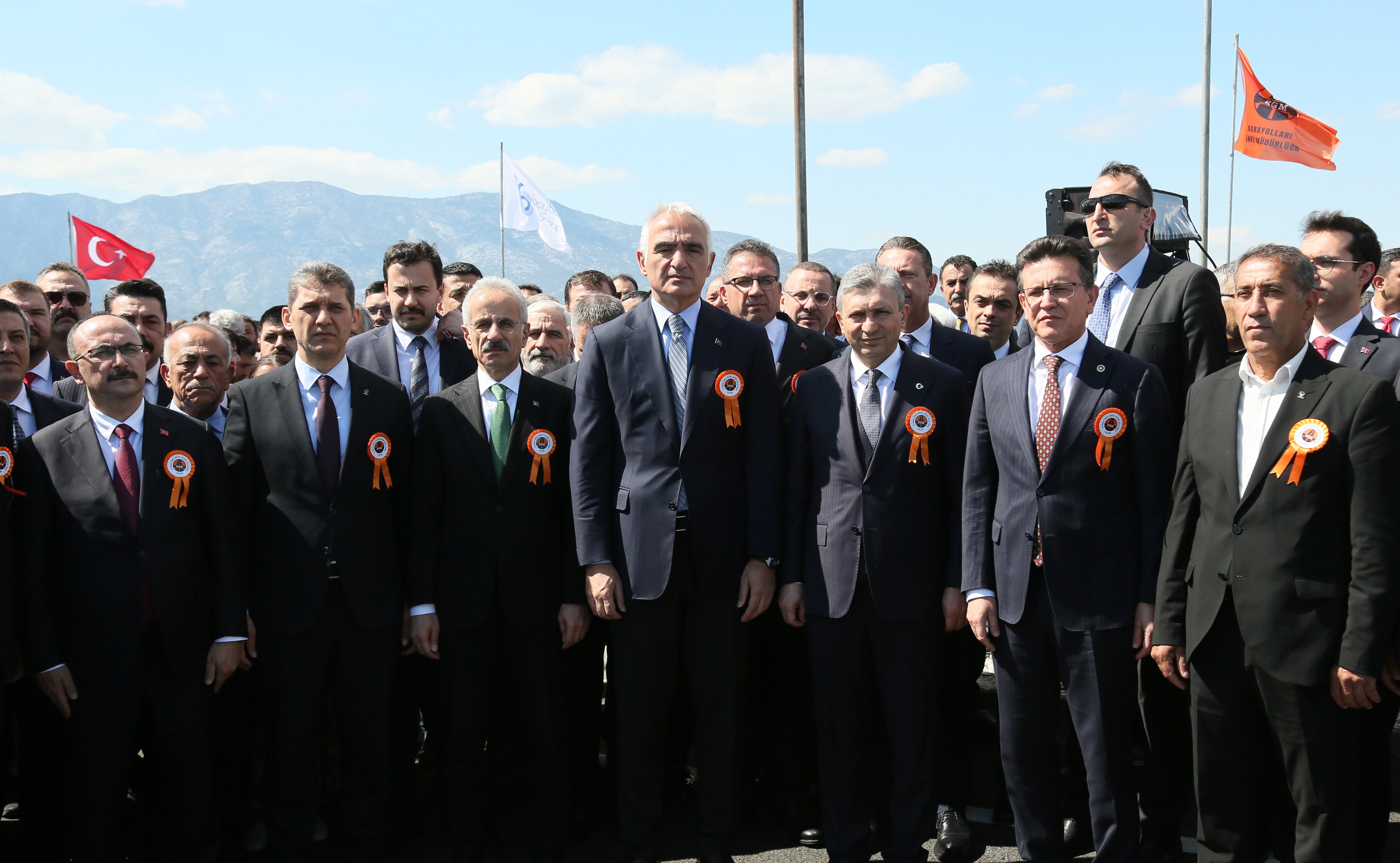 Bakanlar ve protokol üyeleri kavşakta