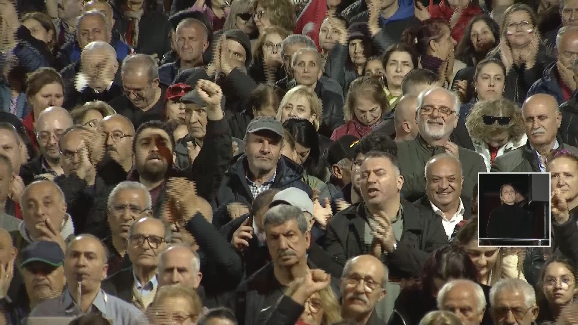 Özgür Özel mitingde konuşma yaparken