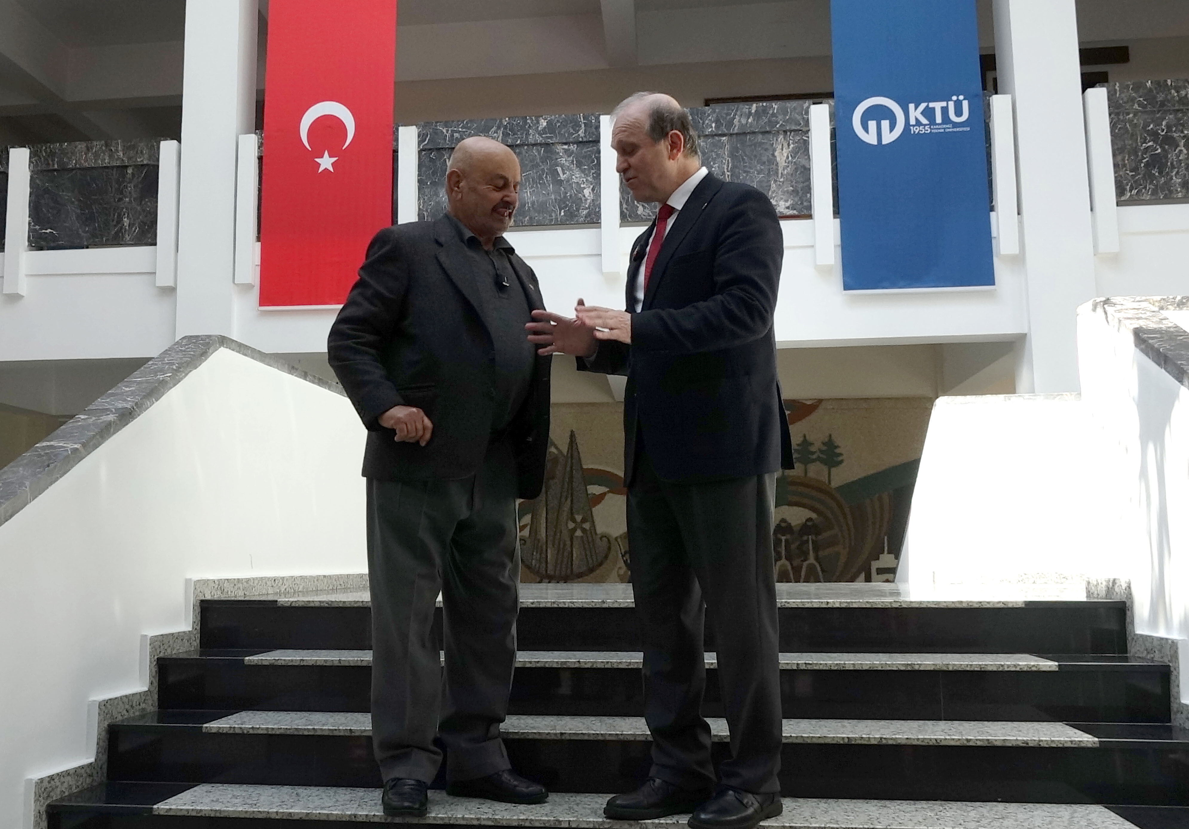 Rektör Çuvalcı Aslan Rozet Takdim