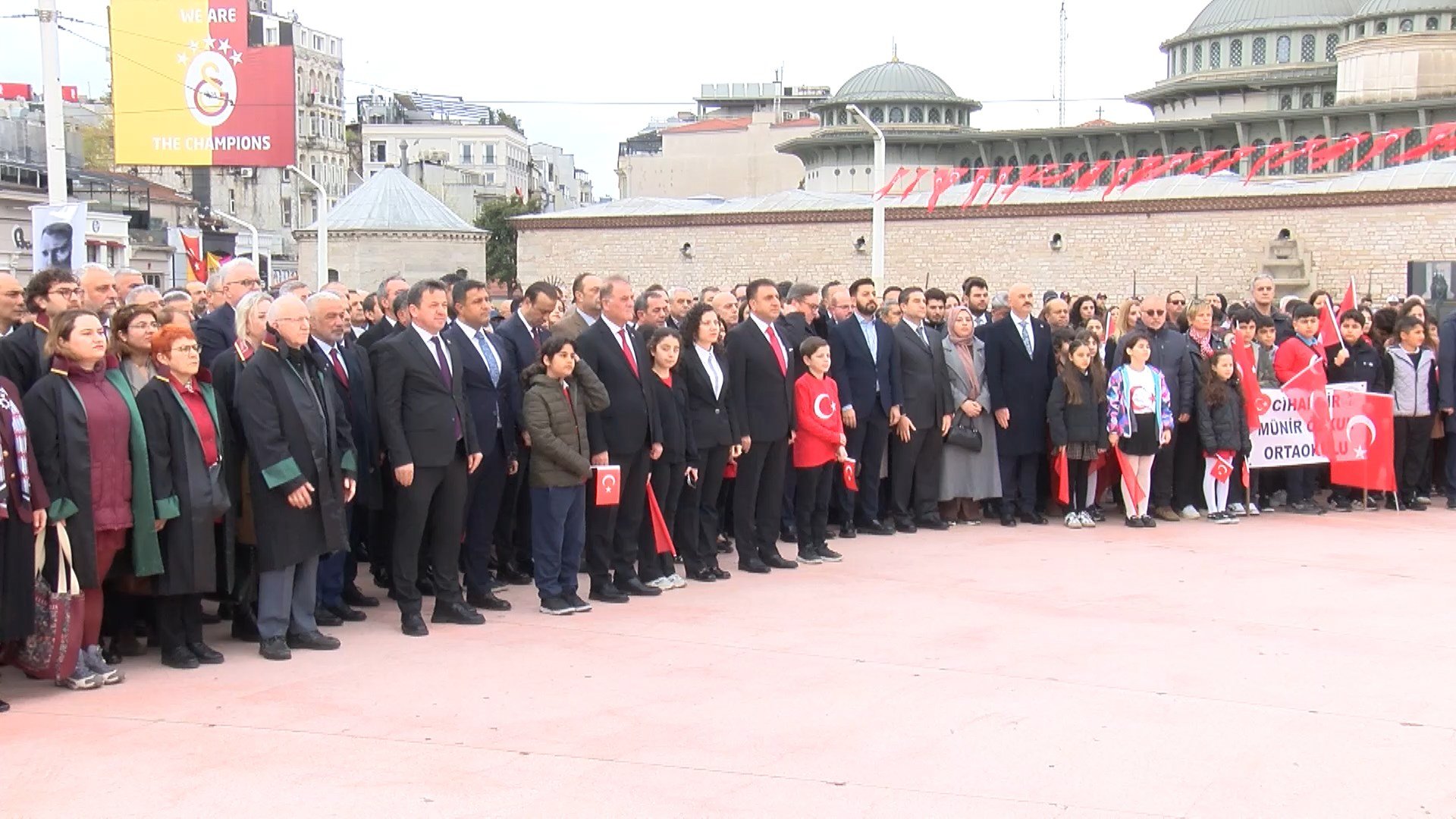 Murat Mücahit Yentür çelenk sunuyor