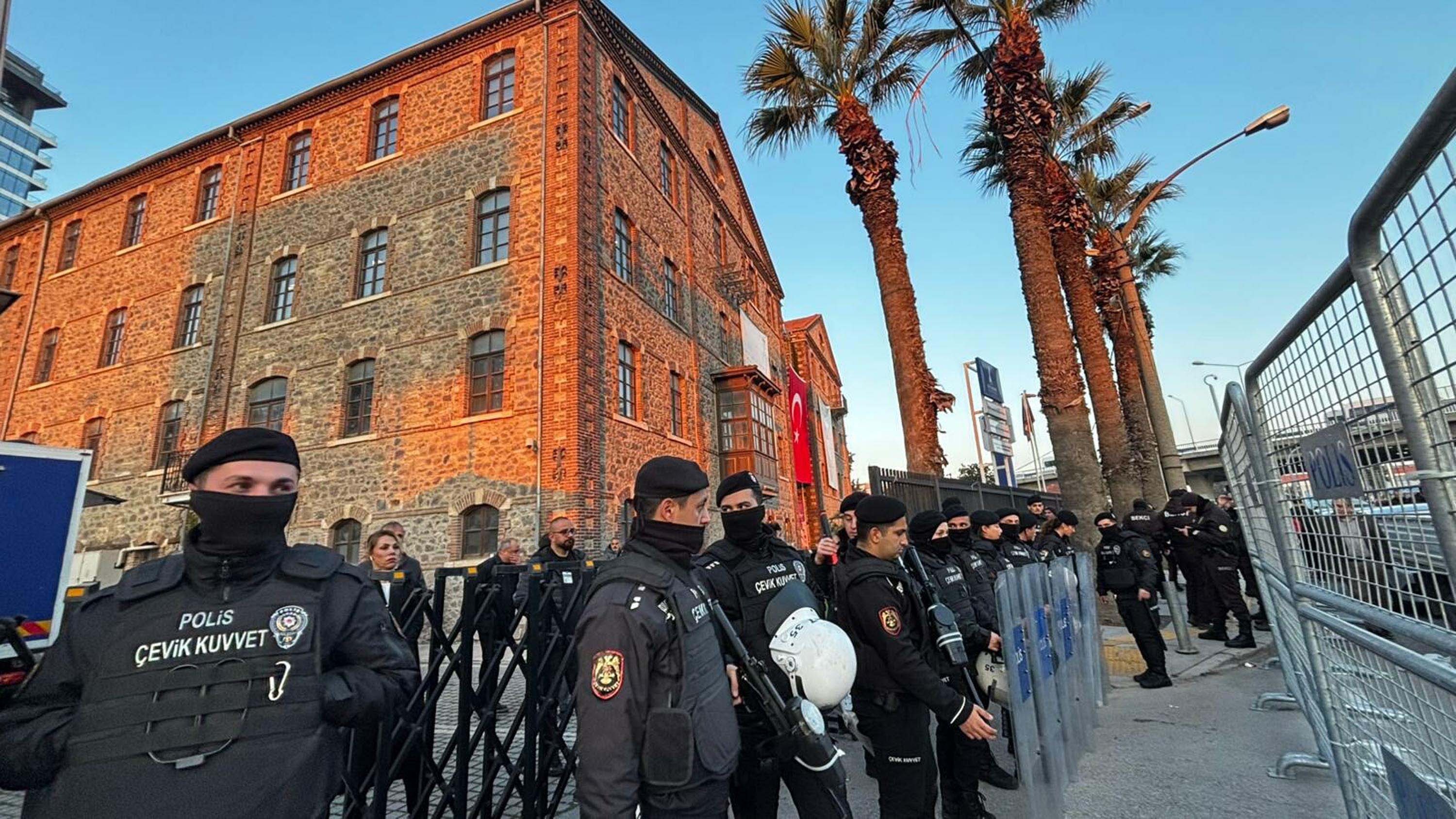 İzmir Meslek Fabrikası Tahliyesi Polis Barikatı