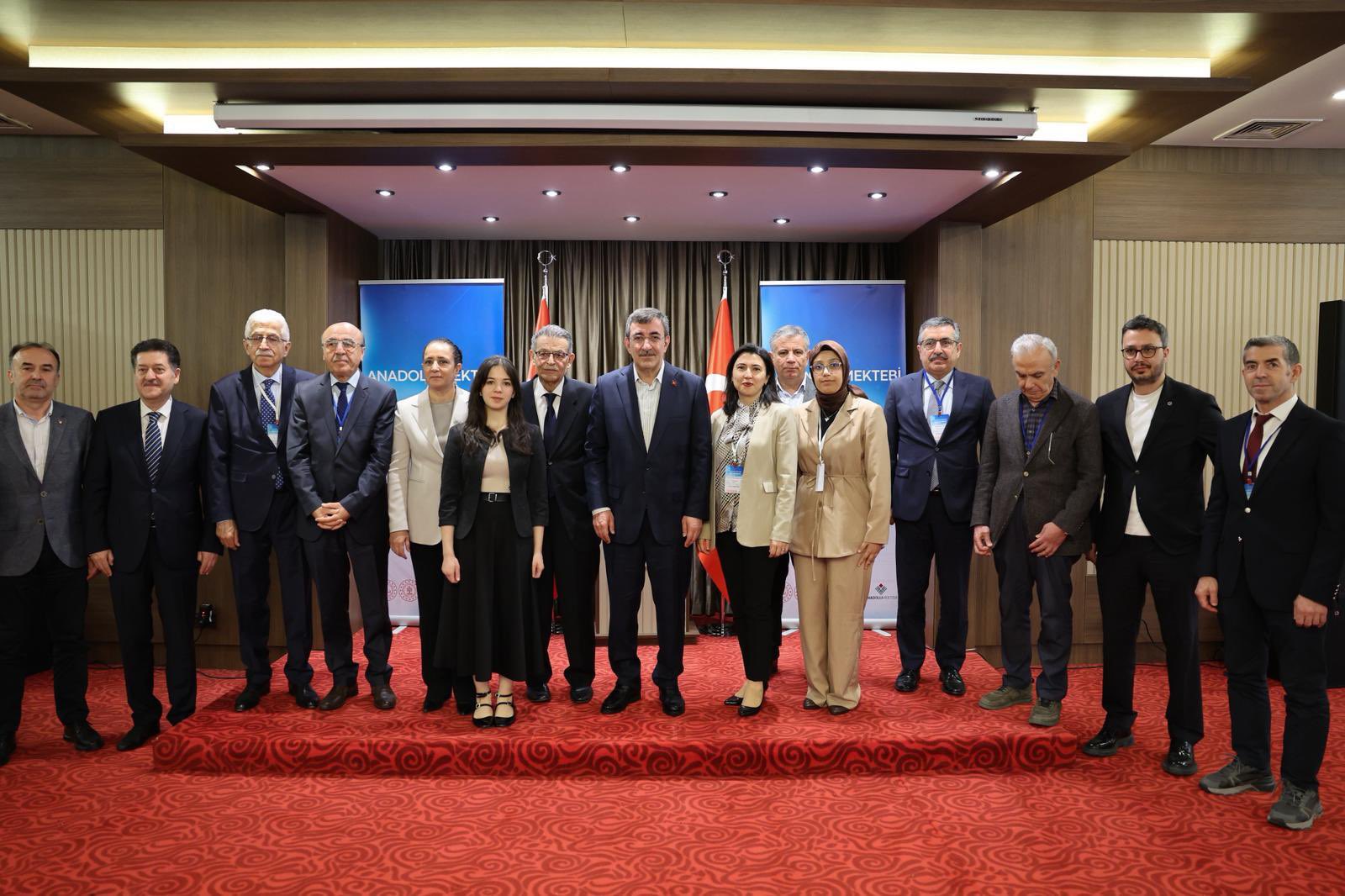 Cumhurbaşkanı Yardımcısı Cevdet Yılmaz, Anadolu Mektebi çalıştayında gençlerle bir araya geldi.