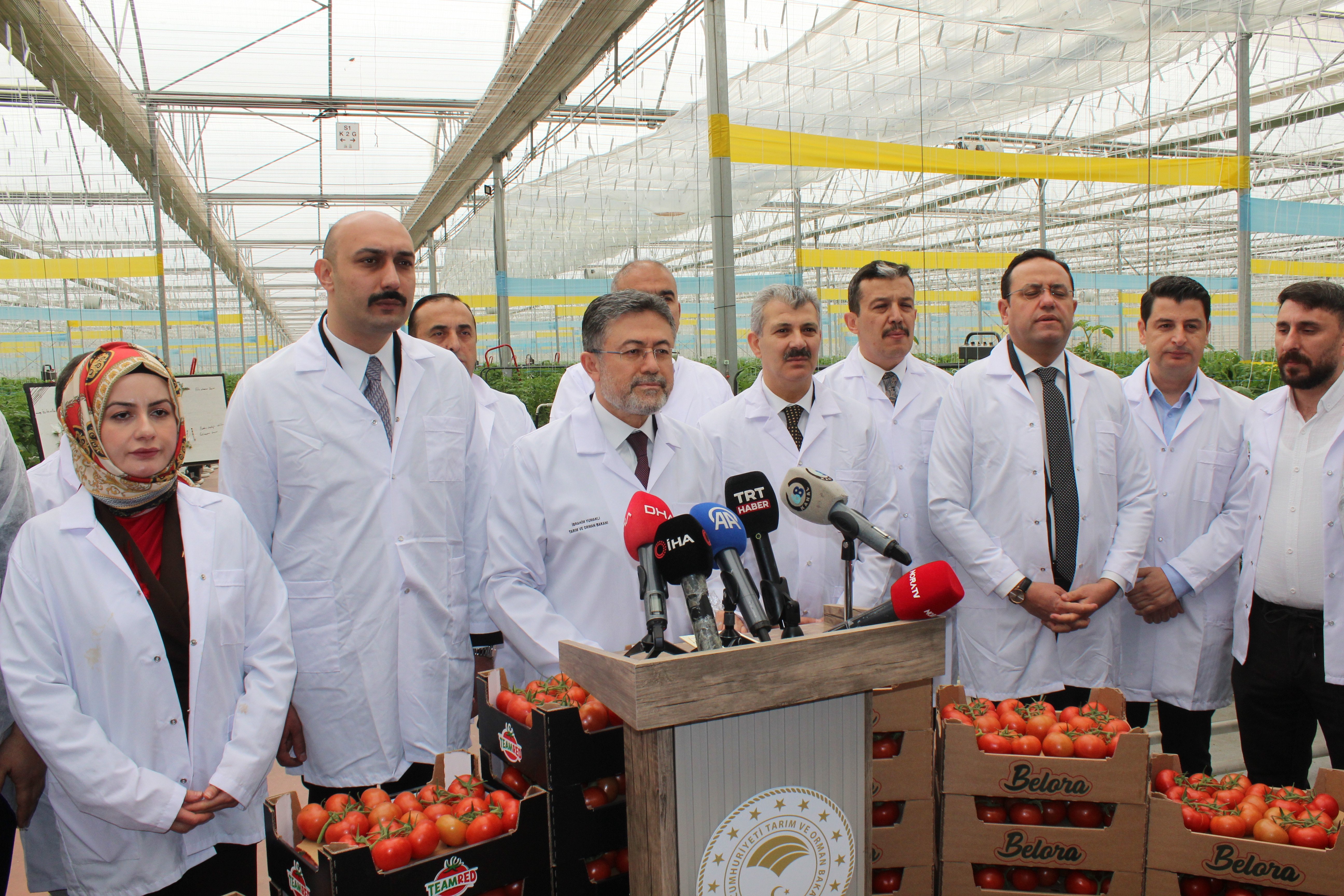 Bakan Yumaklı sera ziyareti 2