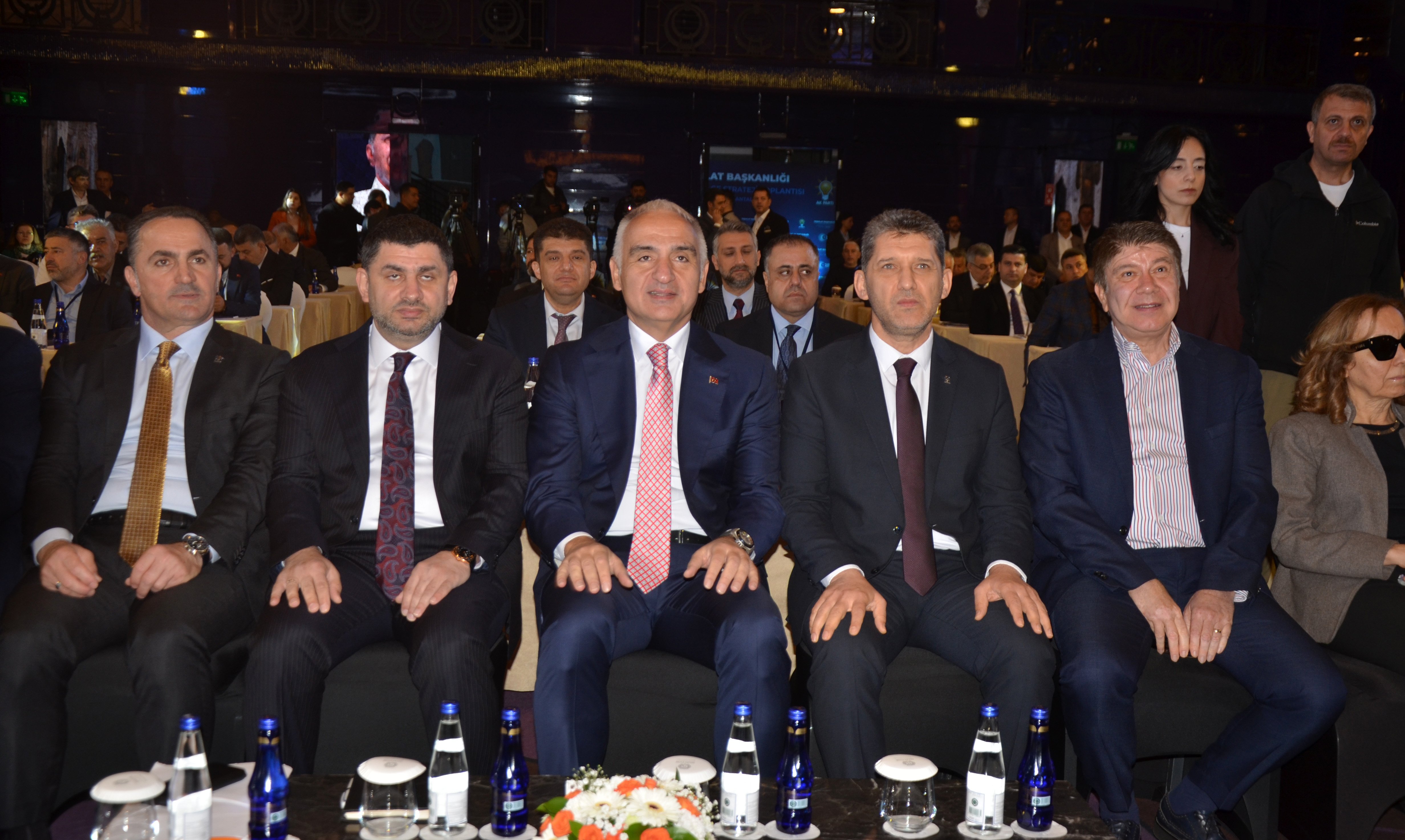 Bakan Mehmet Nuri Ersoy toplantıda konuşma yaparken