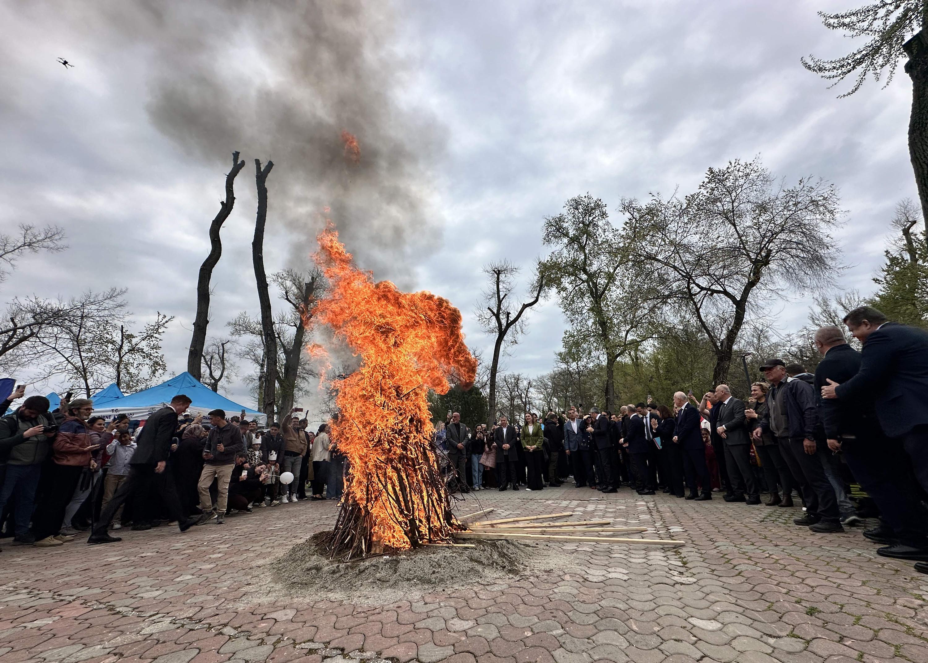 AK Parti Edirne Nevruz Ateş Üzerinden Atlama