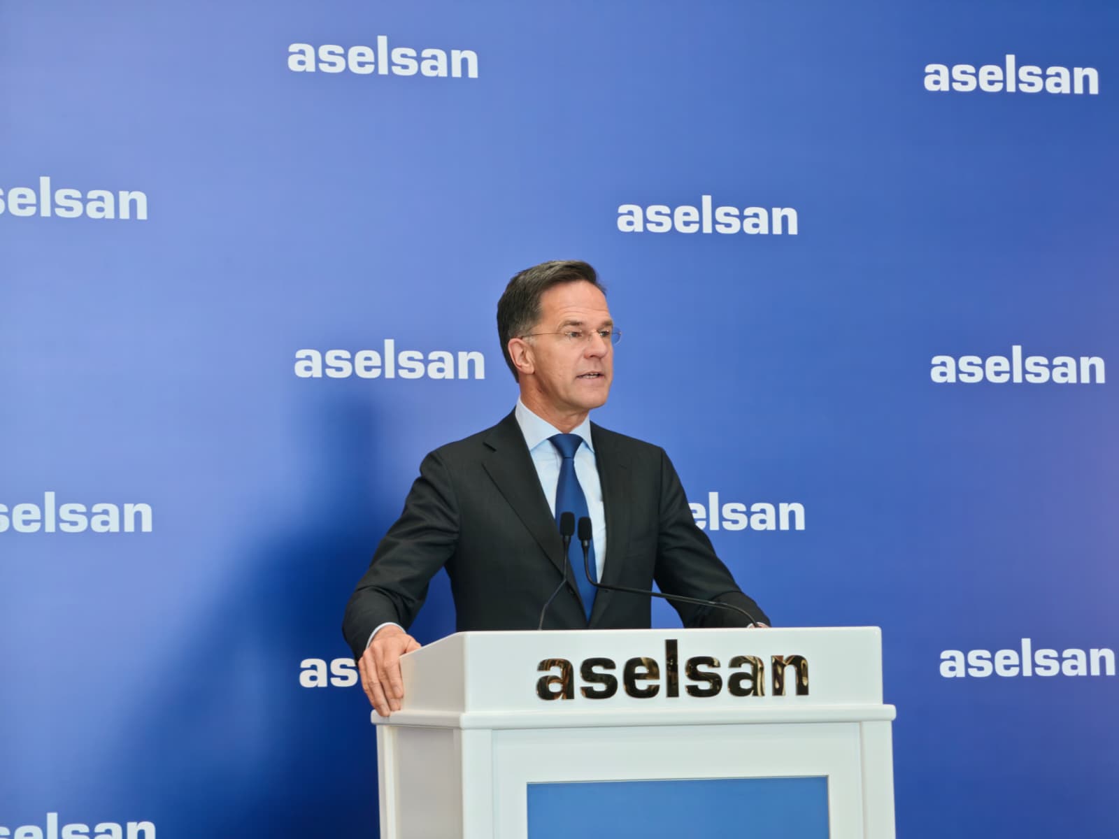 Mark Rutte ASELSAN mühendisleri ile görüşüyor