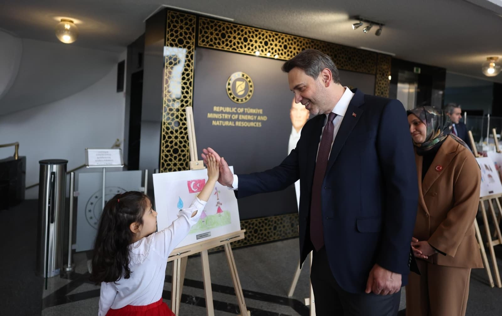 Bakan Alparslan Bayraktar, 23 Nisan etkinliğinde çocuklarla