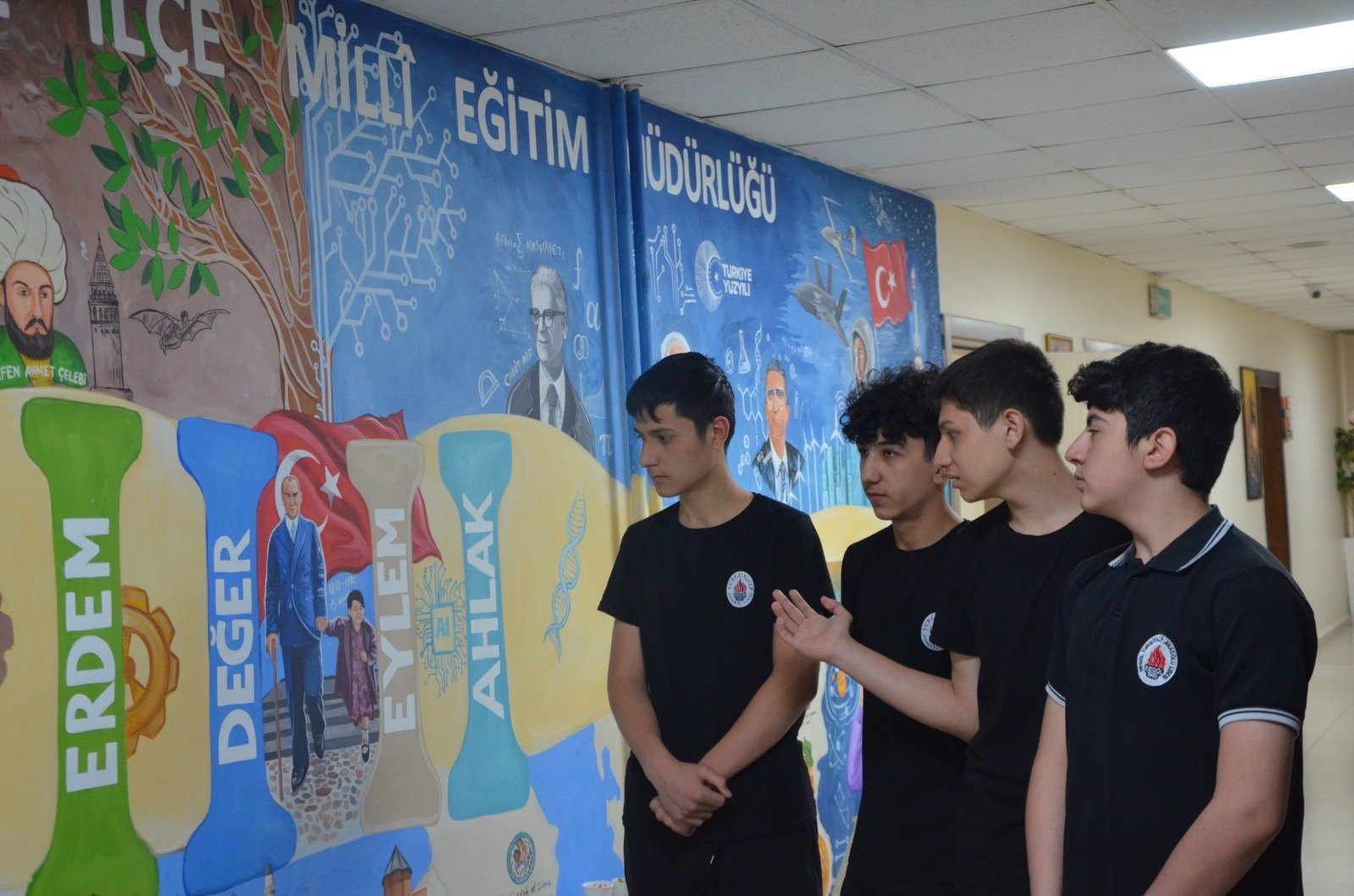 Öğretmen Muhammet Nurbiçer çalışırken