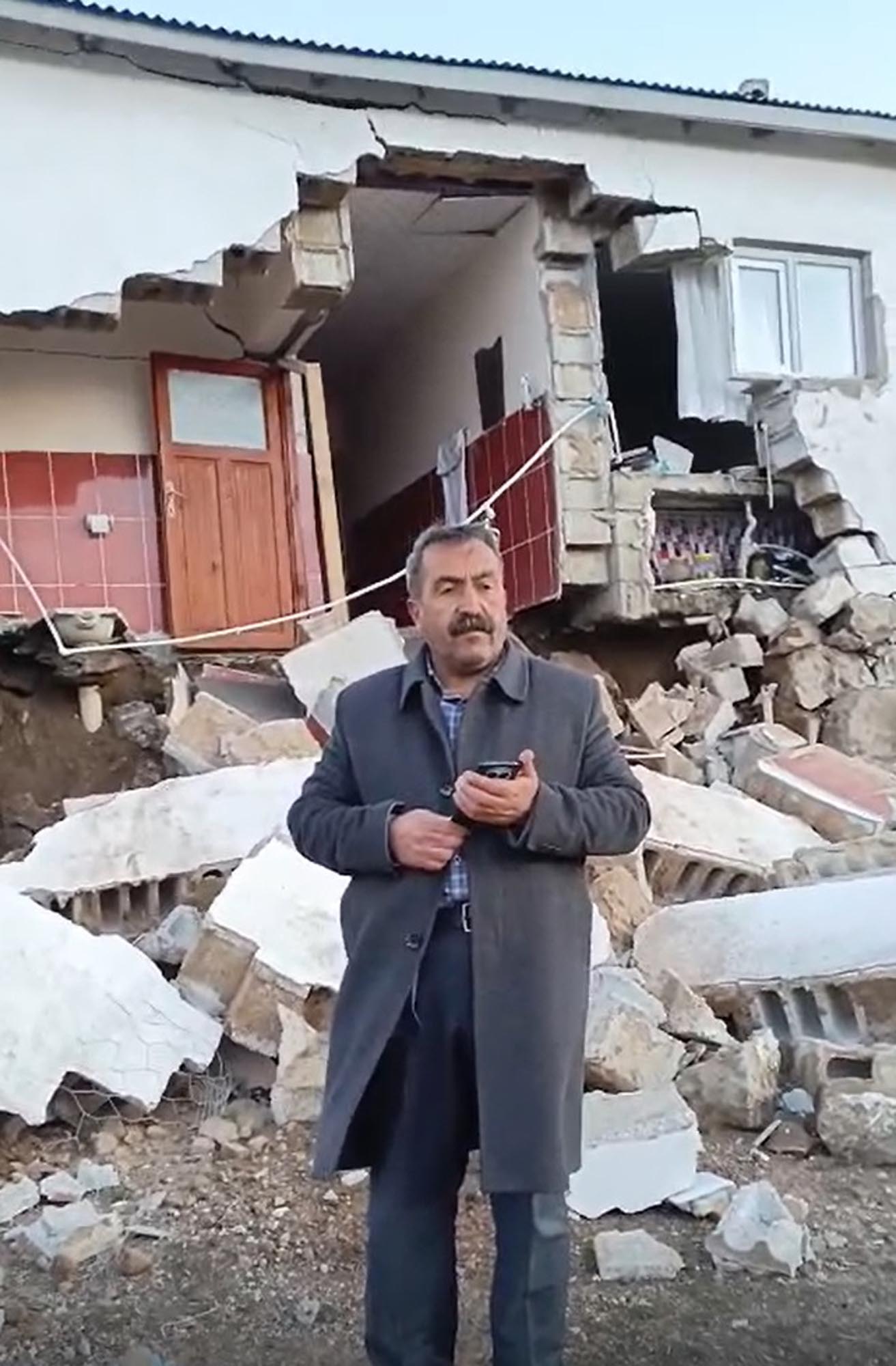 Ağrı Patnos deprem sonrası hasarlı ev