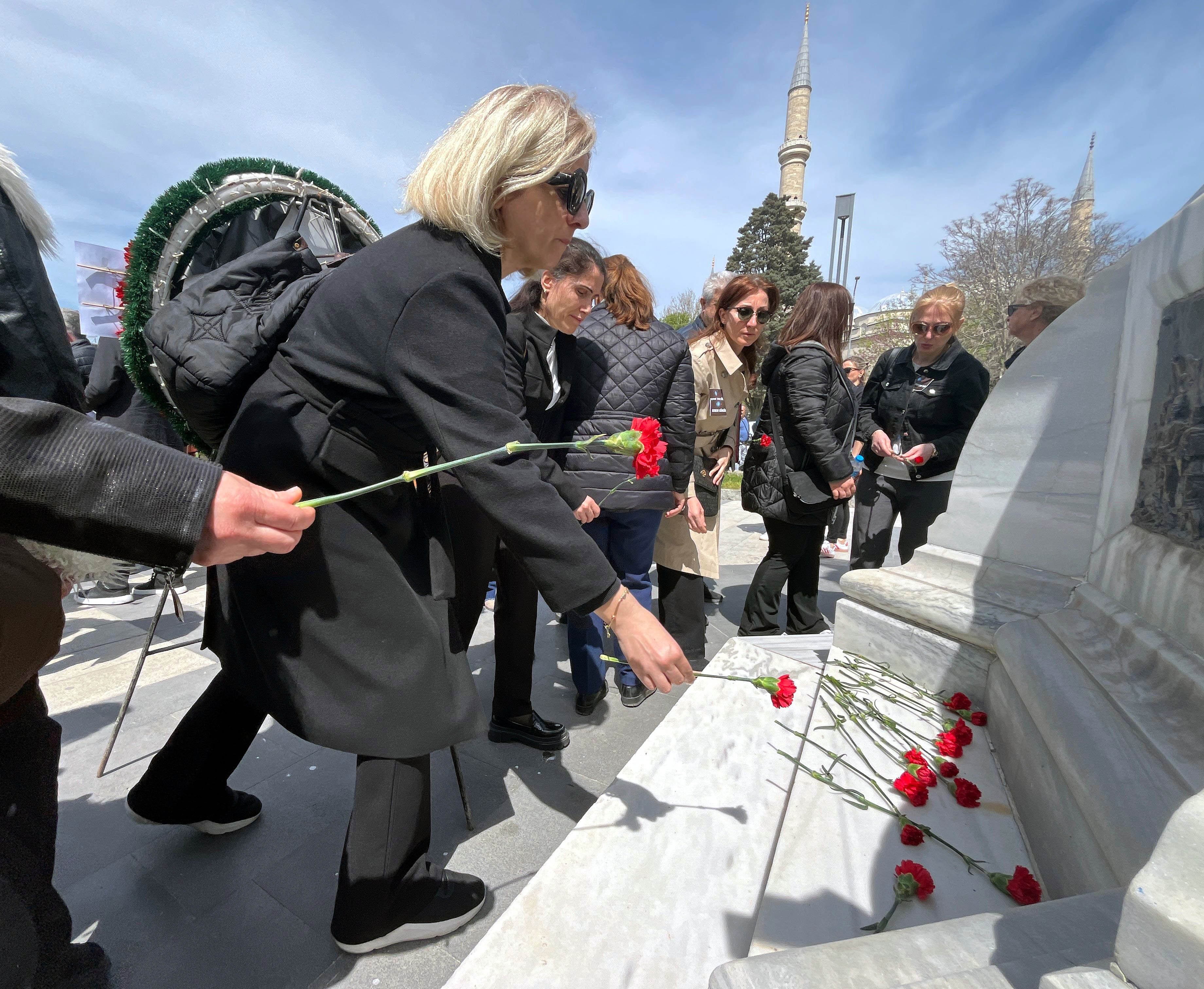 Öğretmenler karanfil bırakırken