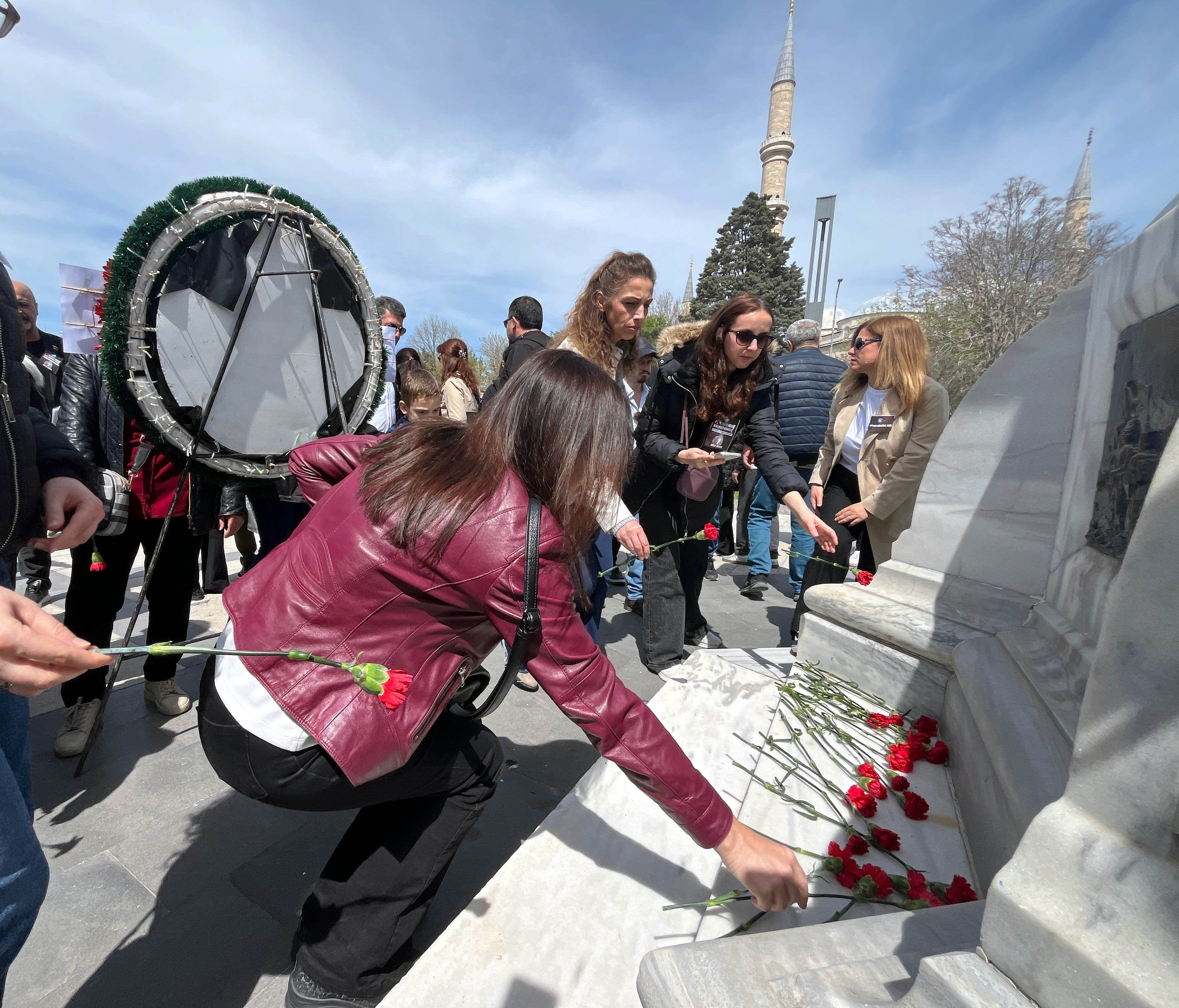 Anıt önünde toplanan kalabalık