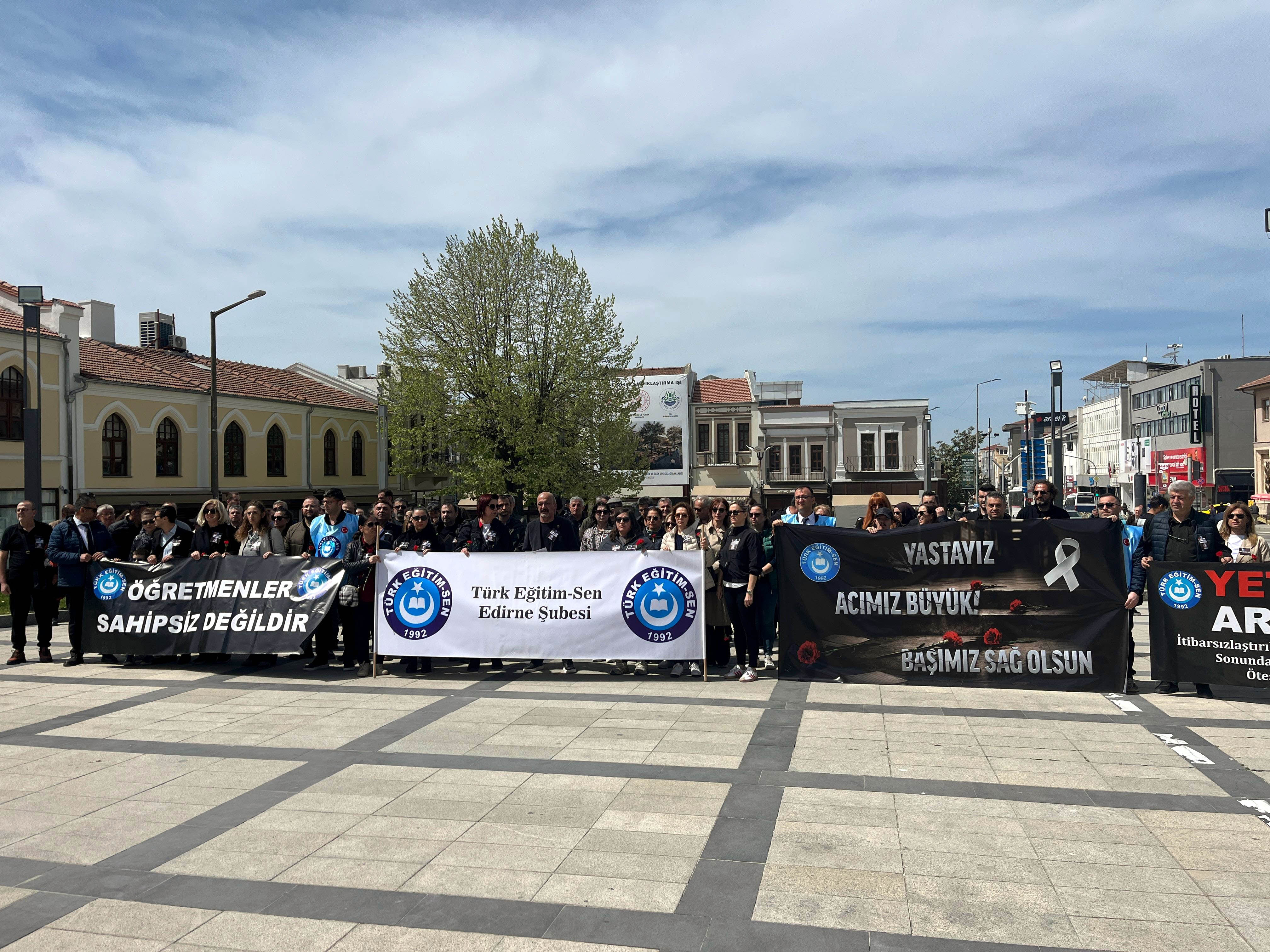 Öğretmenler anıta karanfil bırakıyor