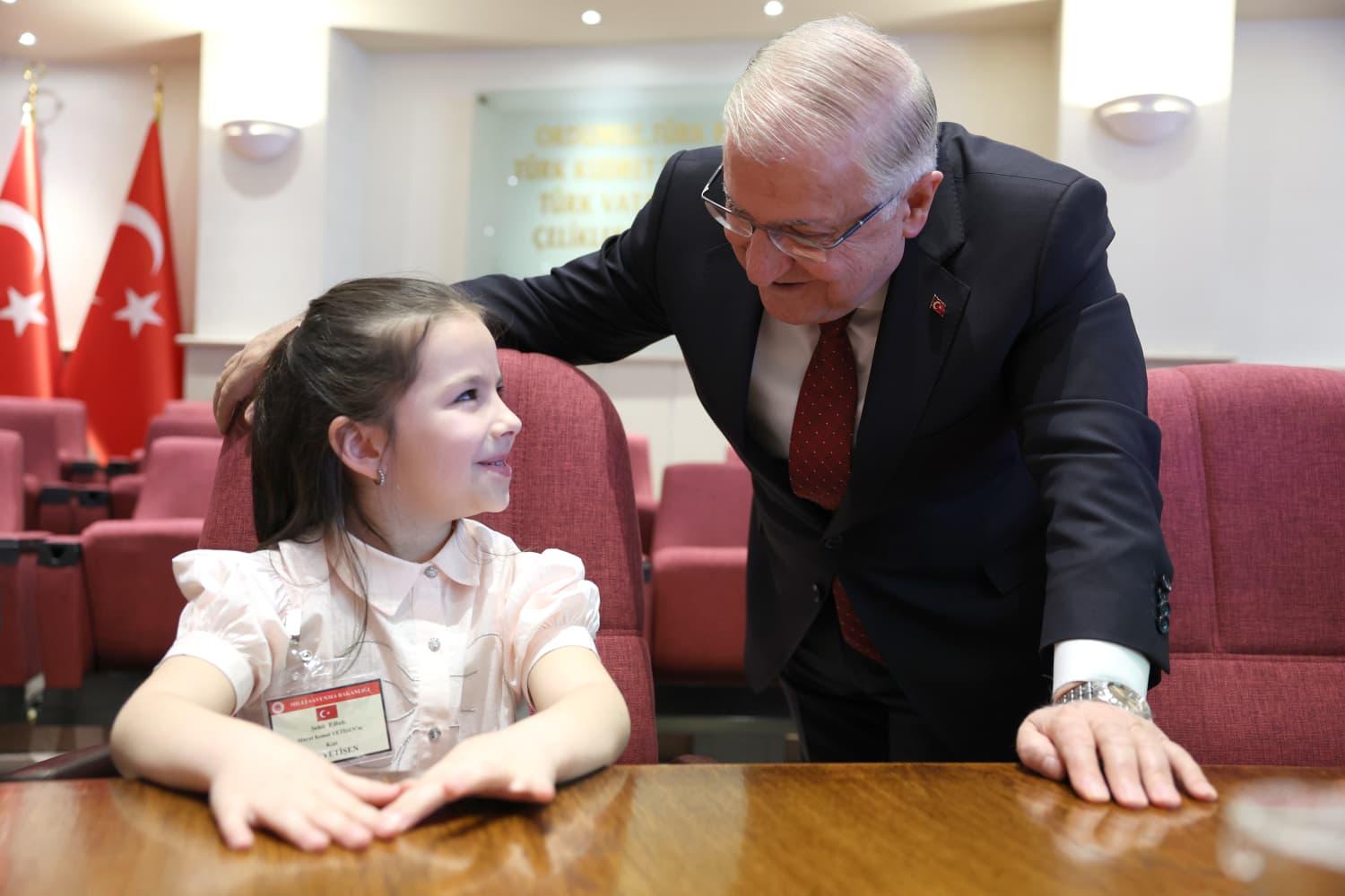 Genelkurmay Başkanı Selçuk Bayraktaroğlu şehit çocuklarıyla