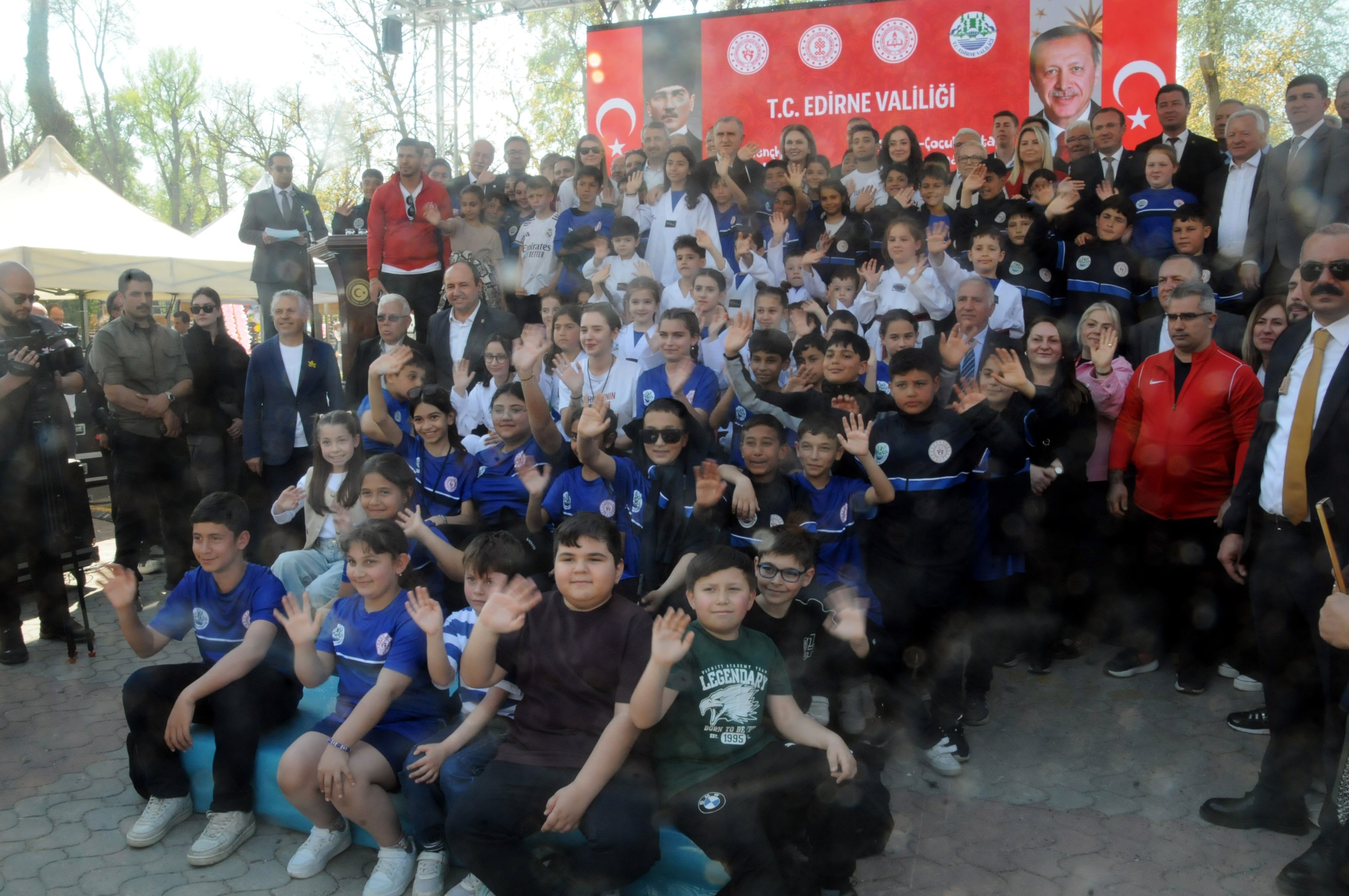 Bakan Bak stantları geziyor