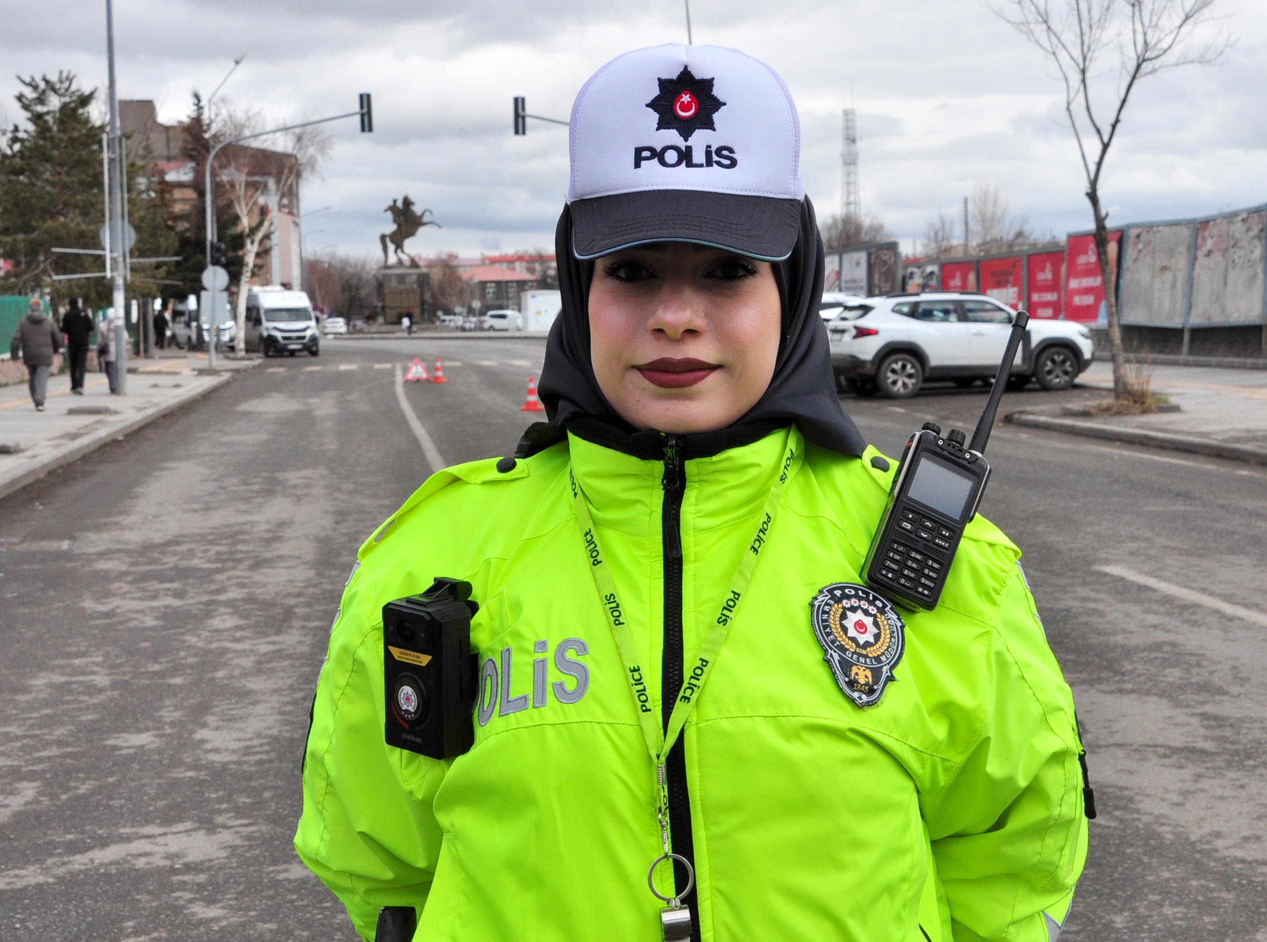 Kadın Polis Trafik Kontrolü Kars