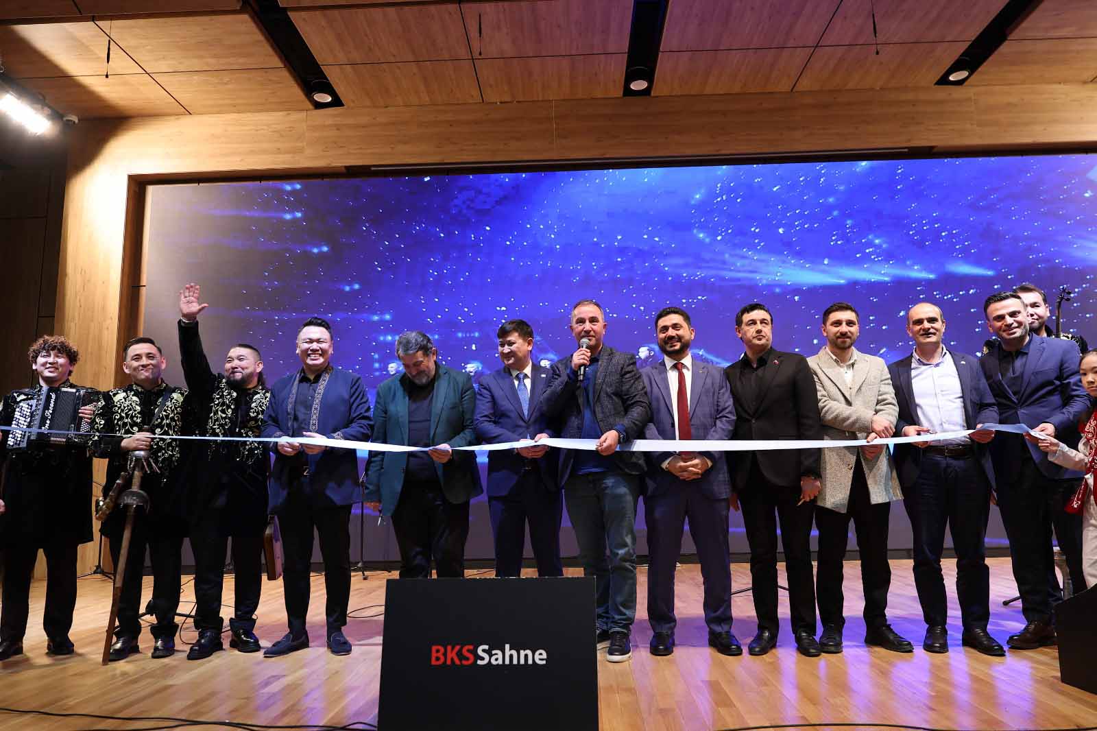 Konserde Coşkulu Kalabalık