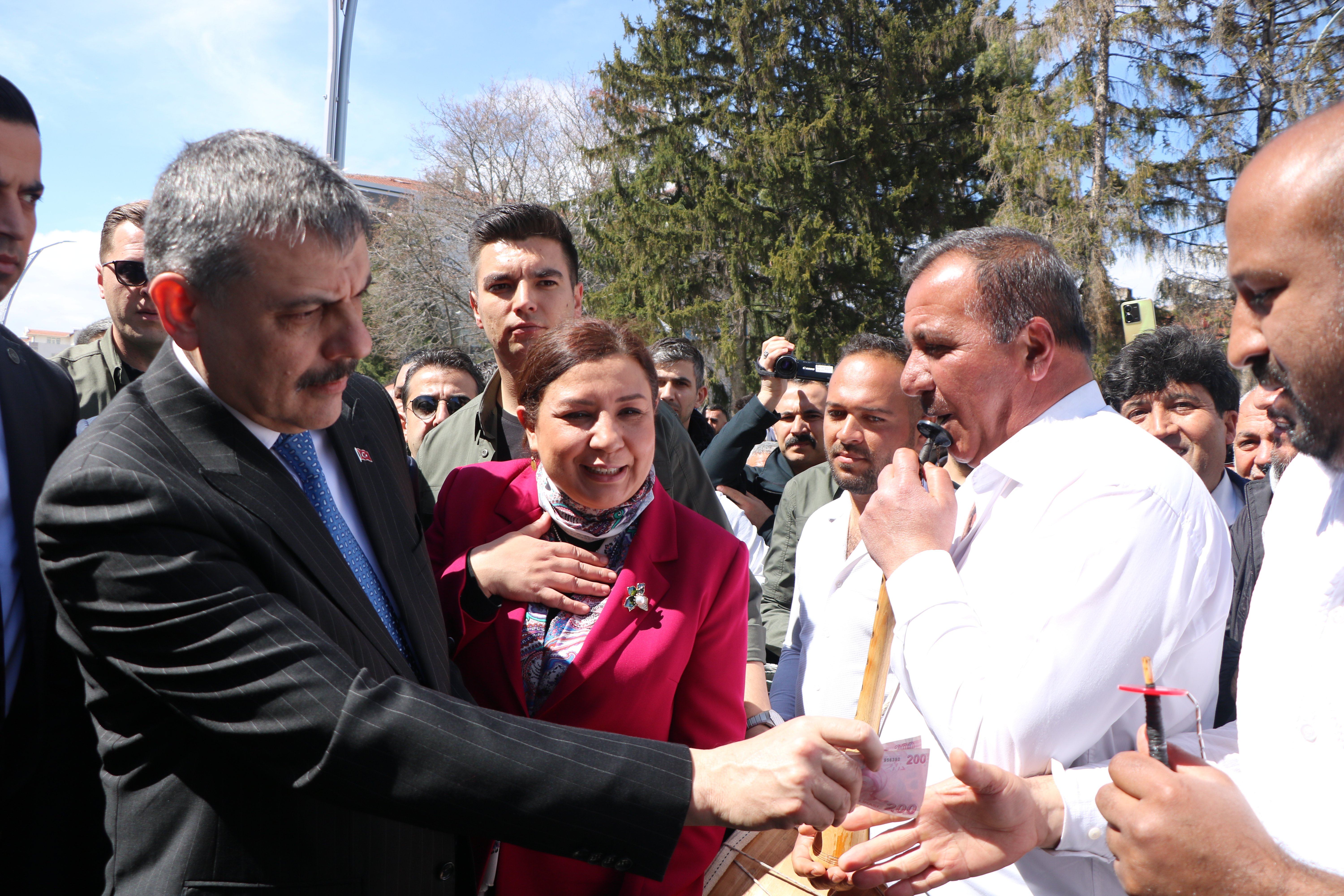 Bakan Çiftçi Neşet Ertaş ailesiyle