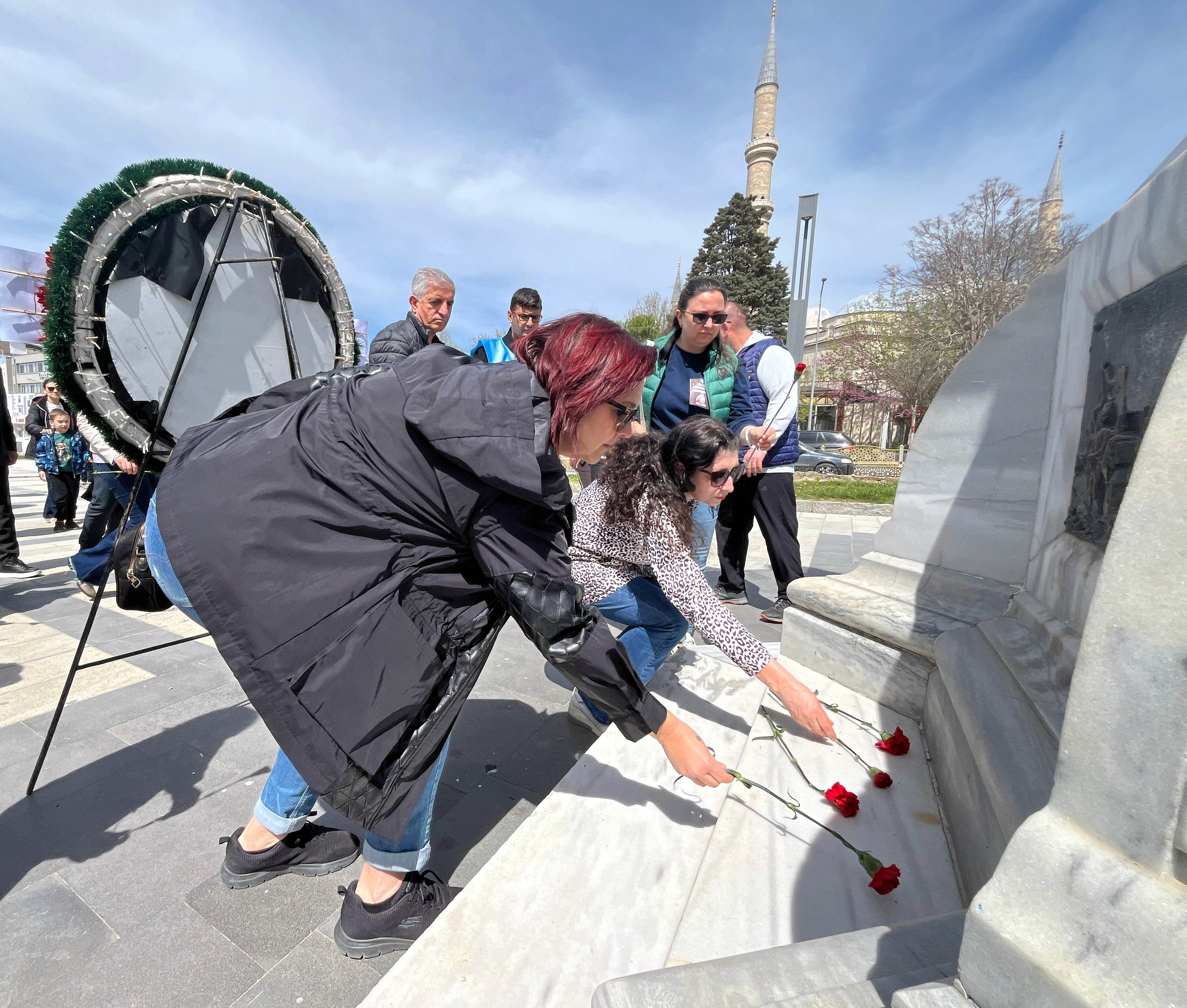 Atatürk Anıtı önünde anma töreni