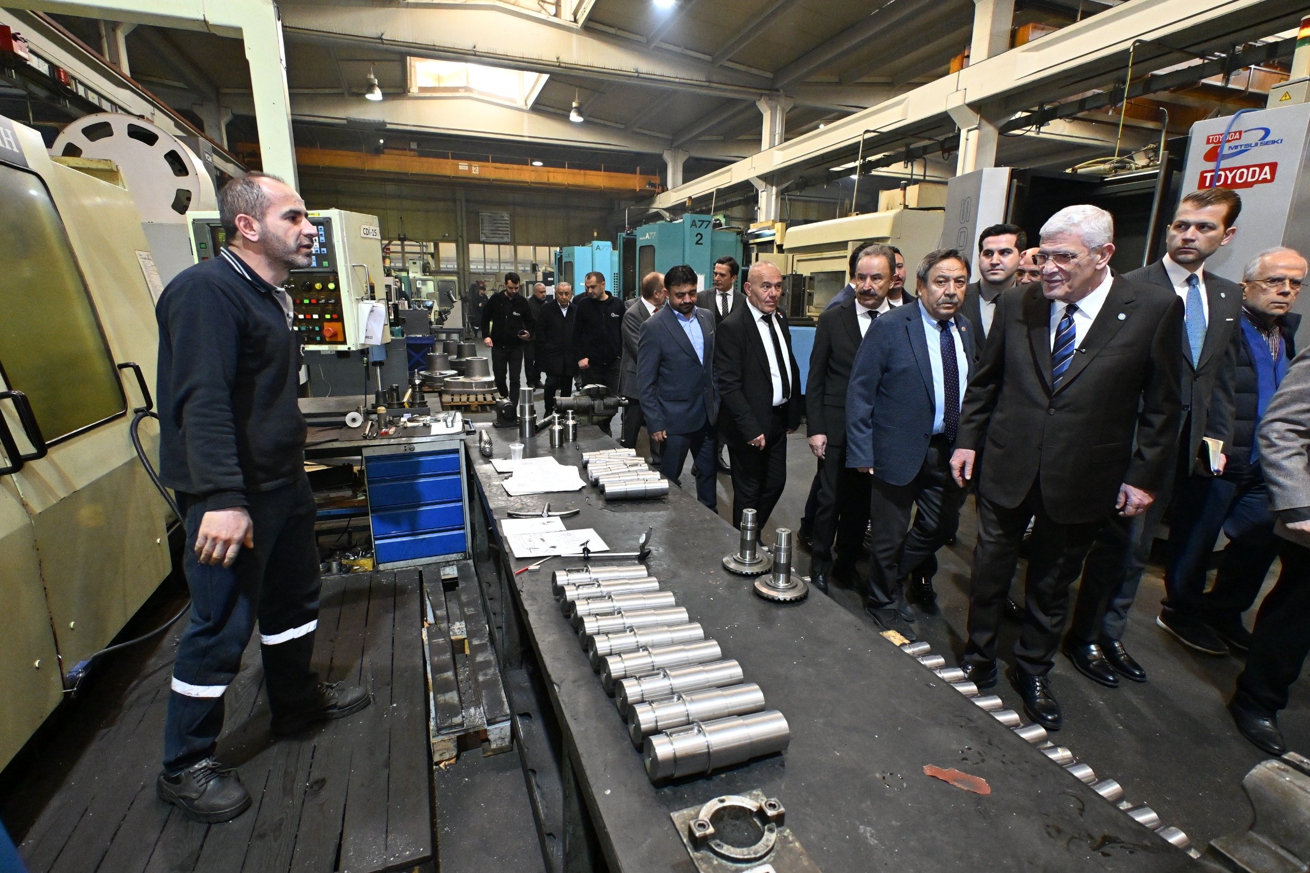 Müsavat Dervişoğlu işçilerle sohbet