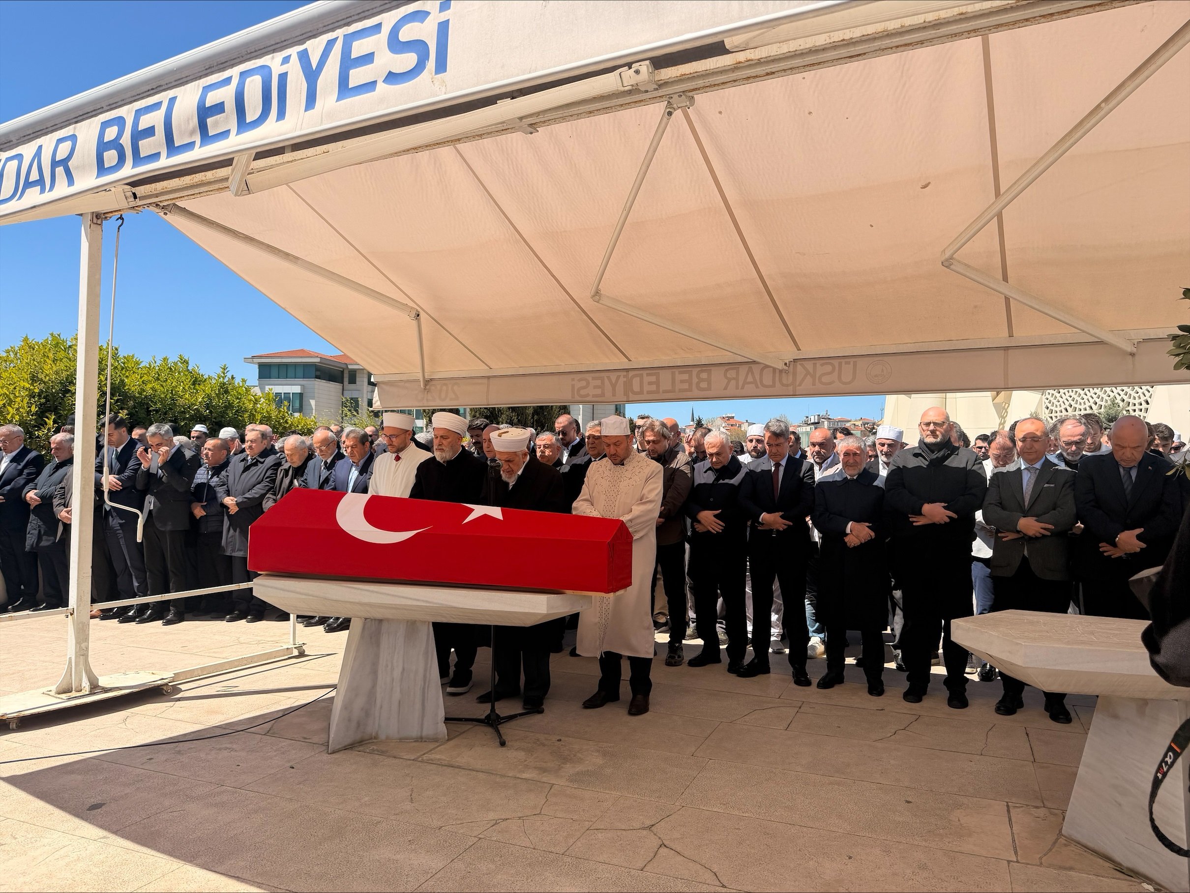 Tören mangası cenazeyi taşıyor