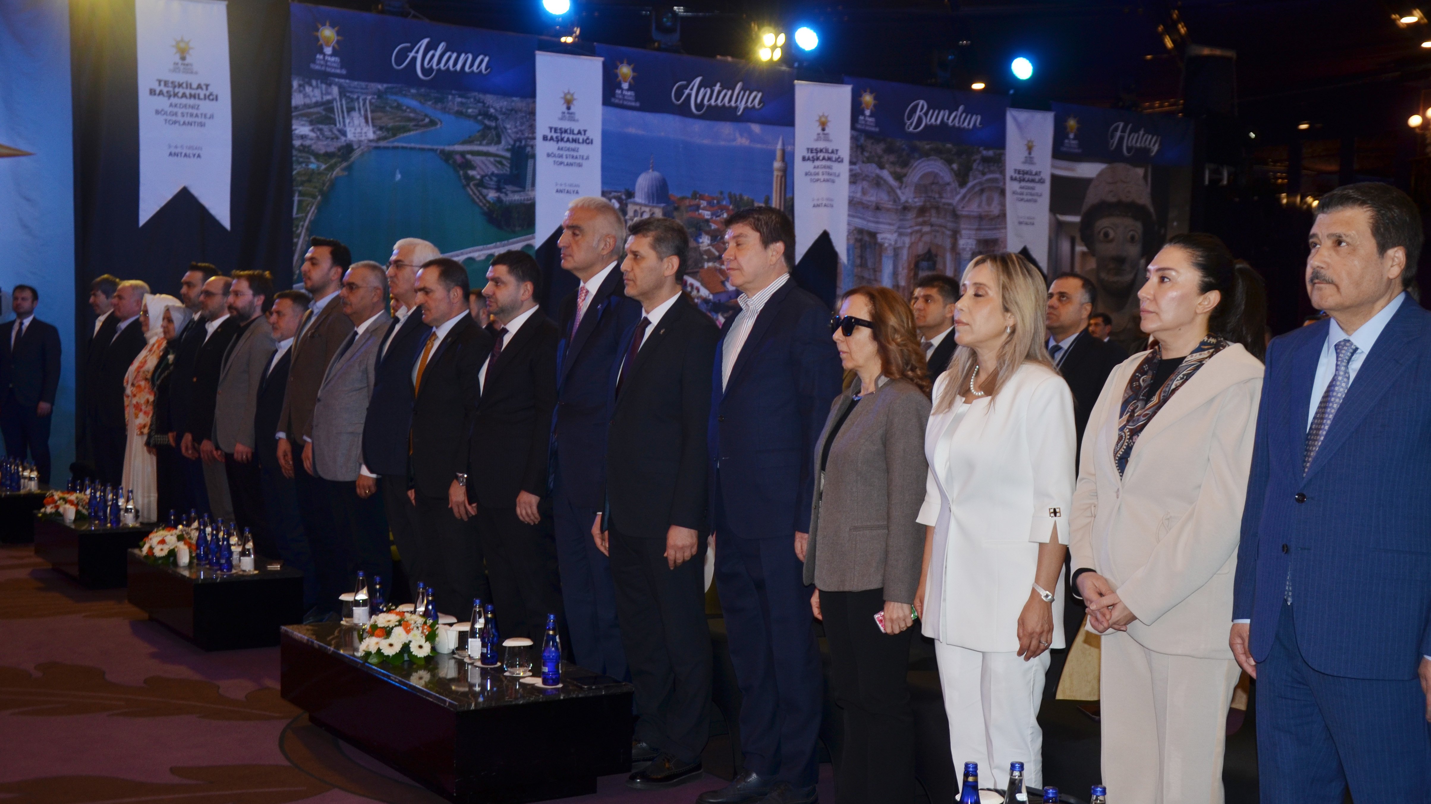 Bakan Mehmet Nuri Ersoy toplantıda dinleyicilerle