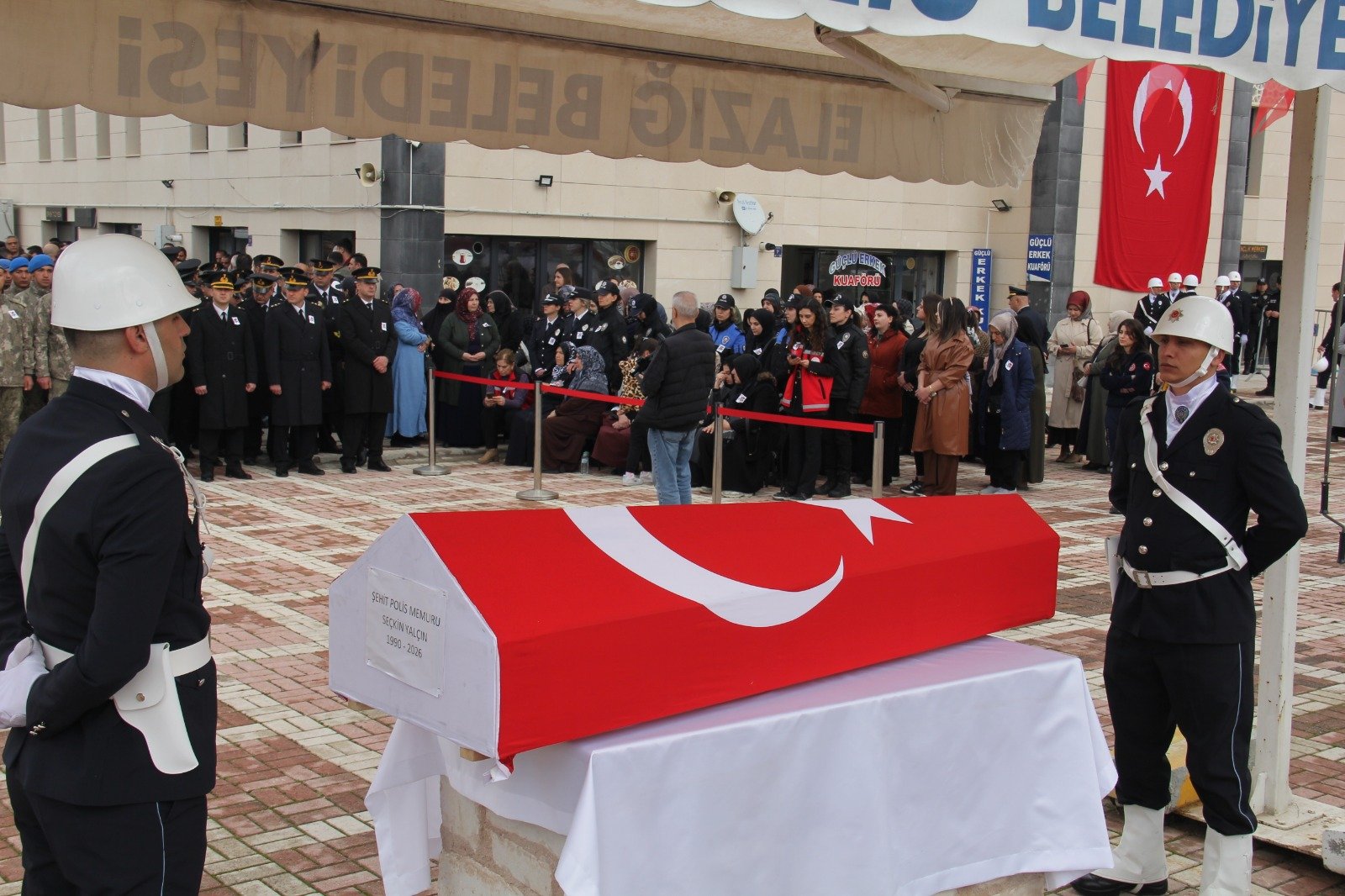 Şehit Tabutu Omuzlarda Taşınıyor