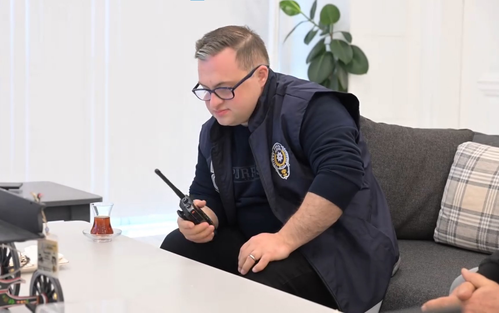 Uğur Sarıoğlu doğum günü pastasını üflüyor