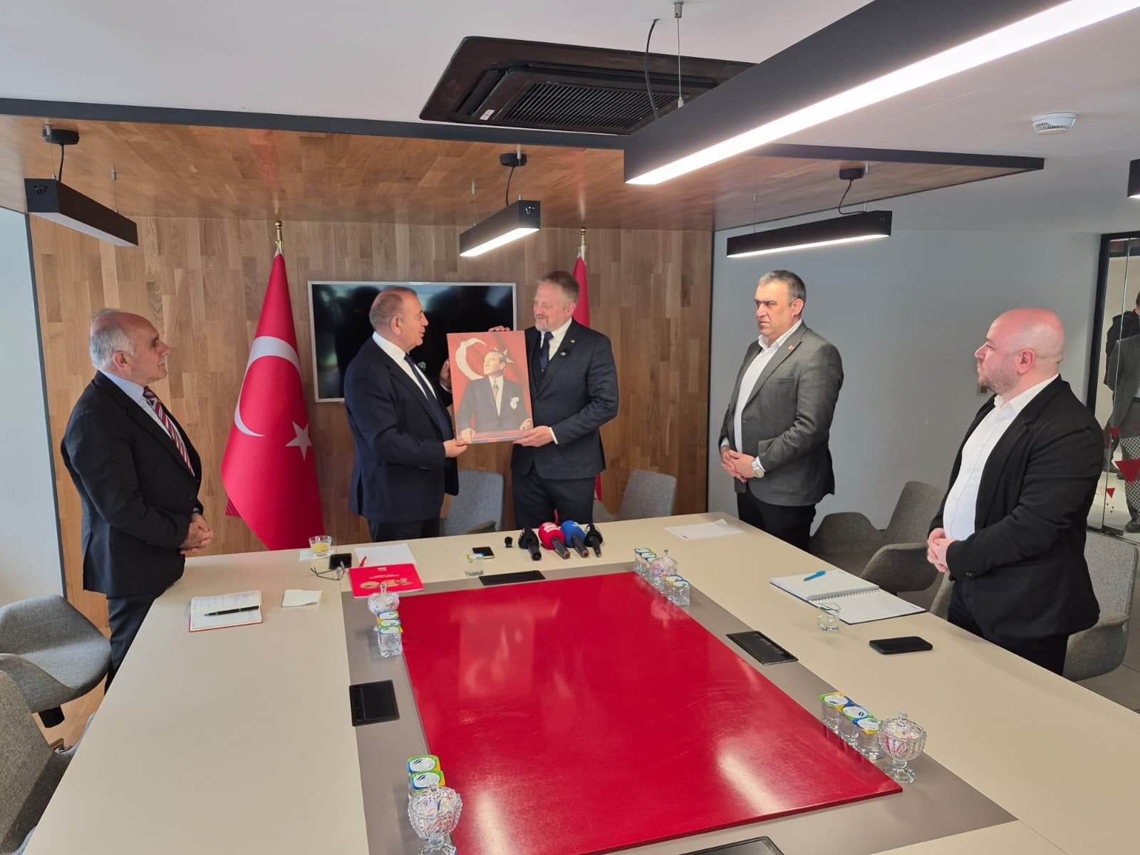 Gürsel Tekin ve Vít Jedlicka görüşme masasında