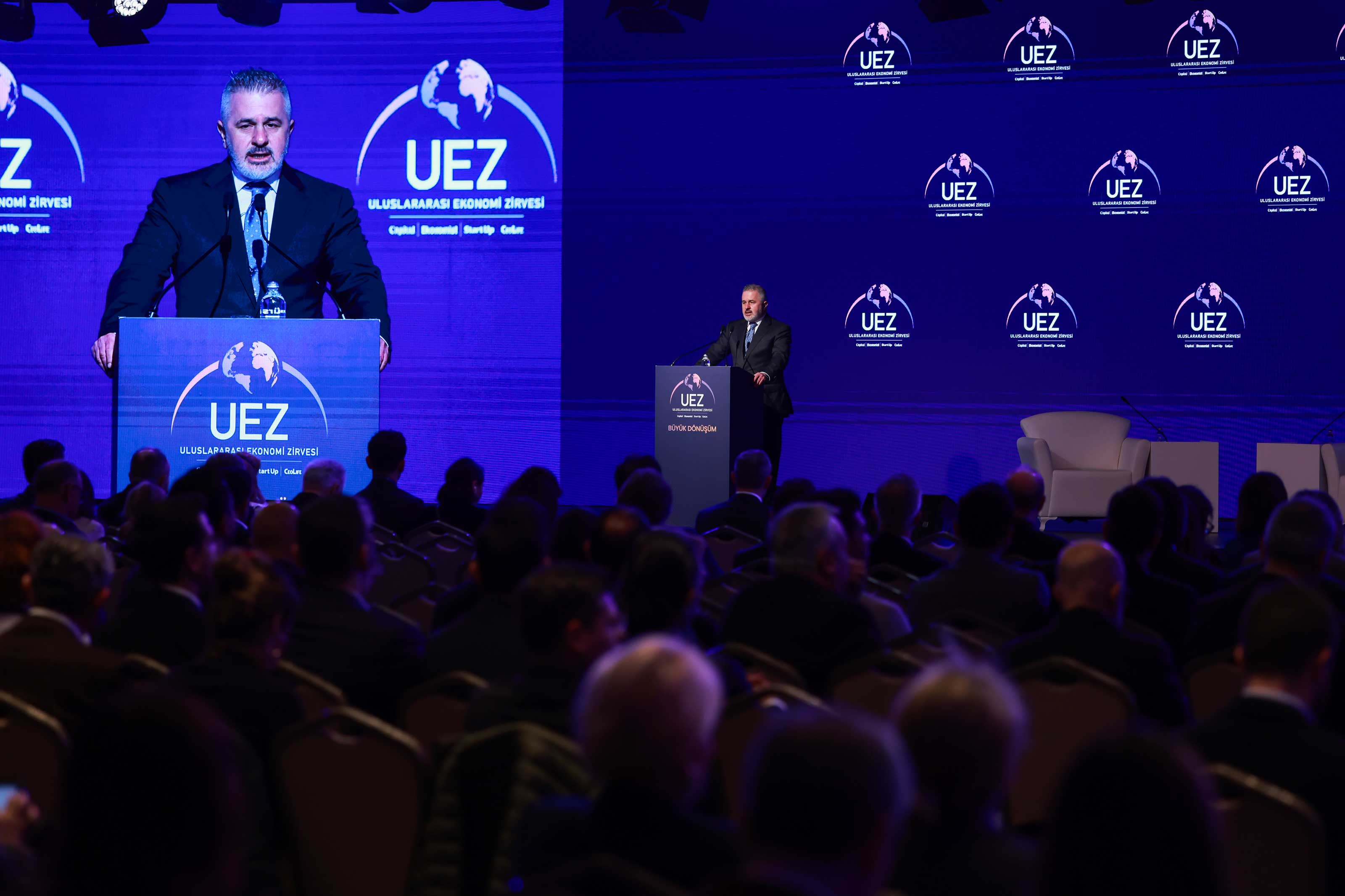 UEZ 2026 Zirvesi katılımcıları dinliyor