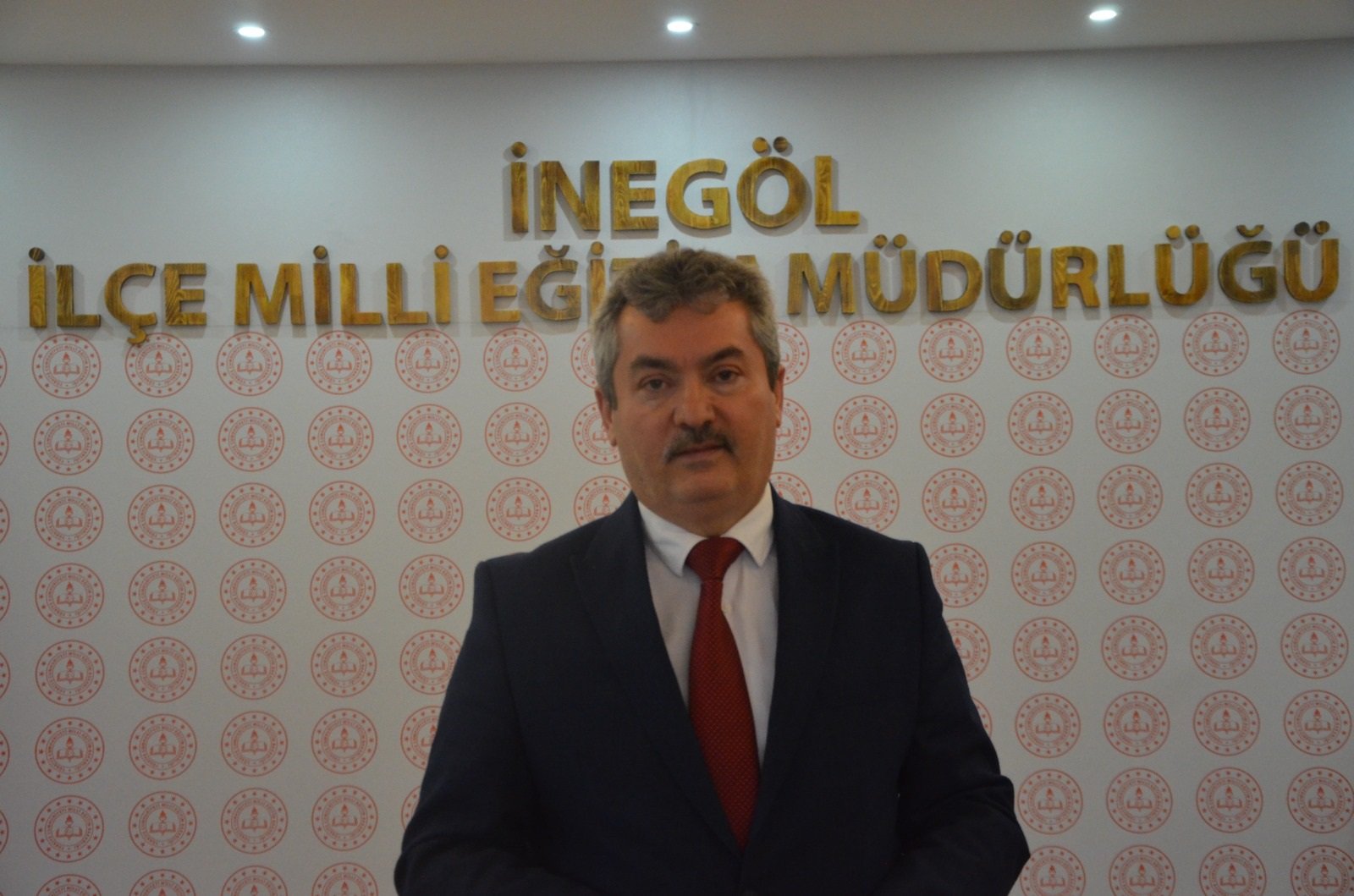 Öğrenciler duvar resmi önünde ders dinliyor