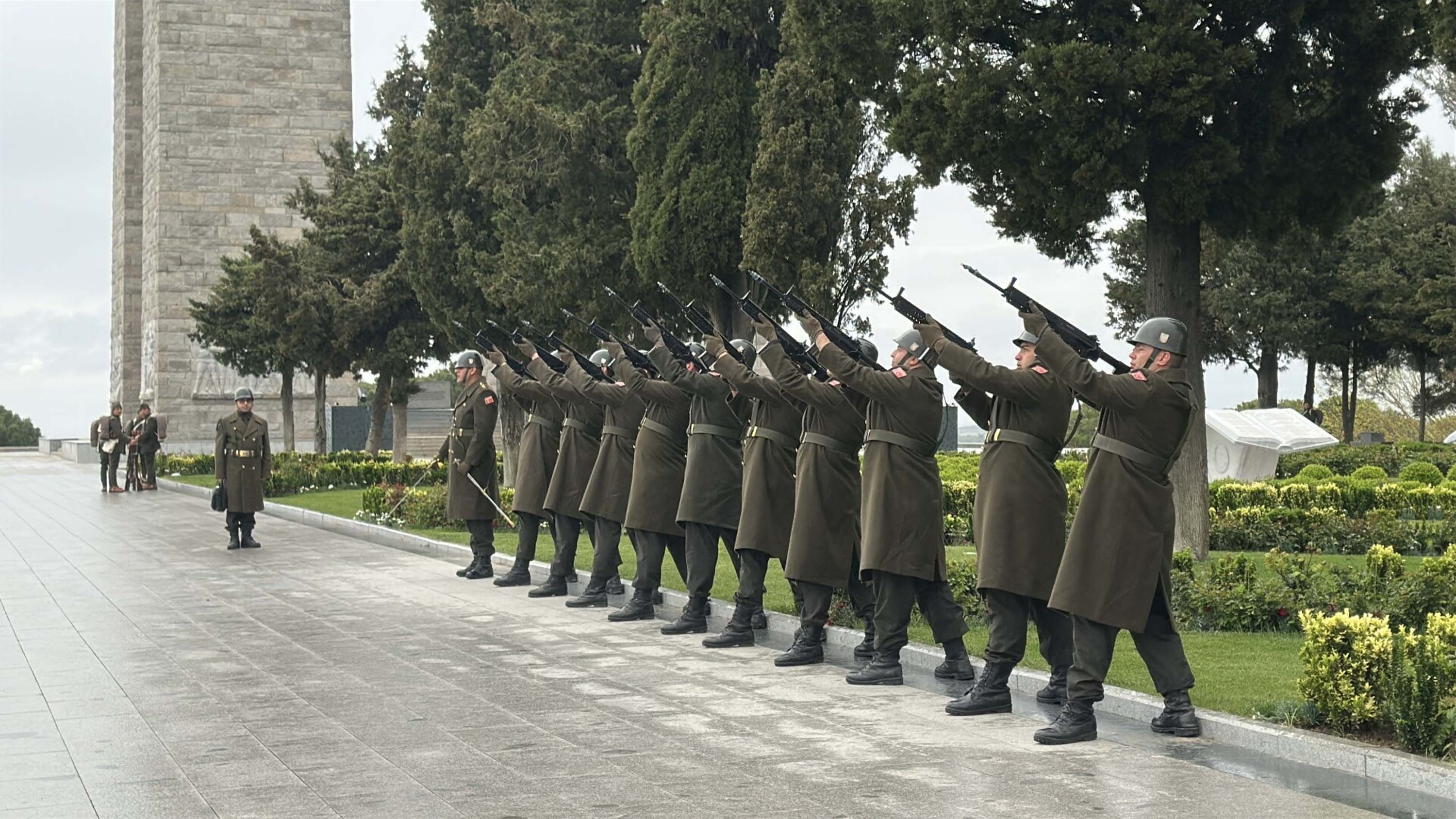 Anzak Koyu şafak ayini hazırlıkları