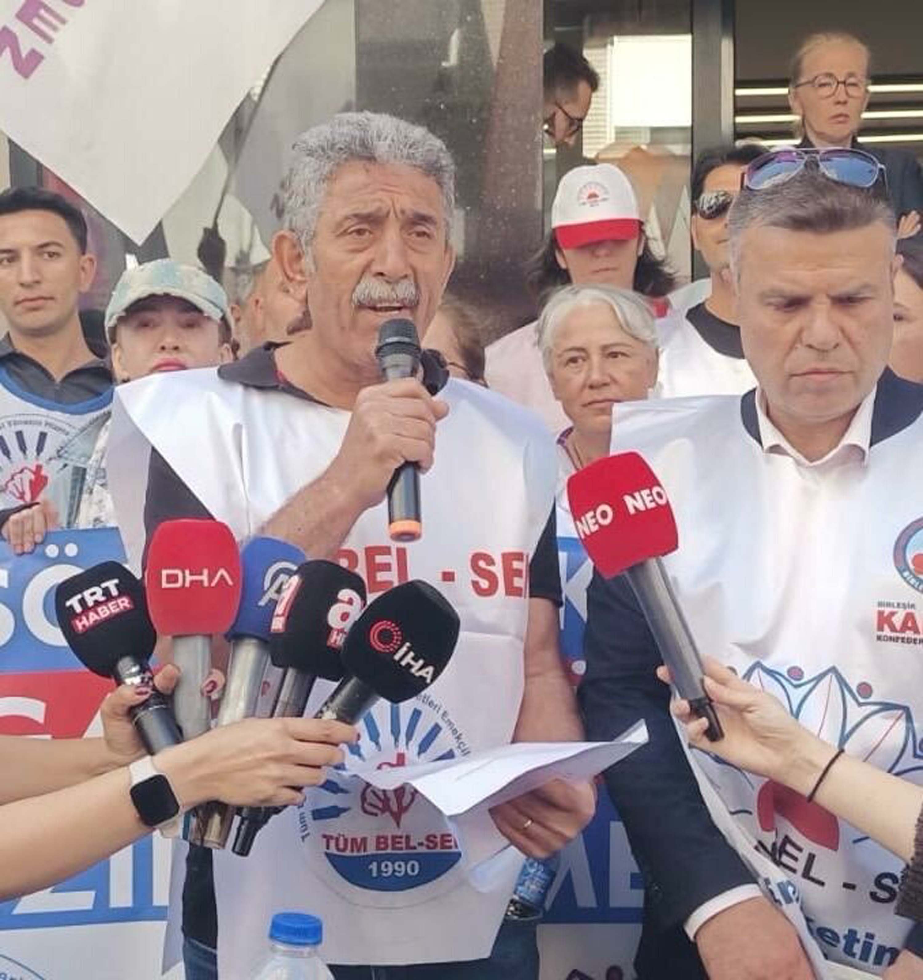 Memurlar TİS talebiyle yürüyor