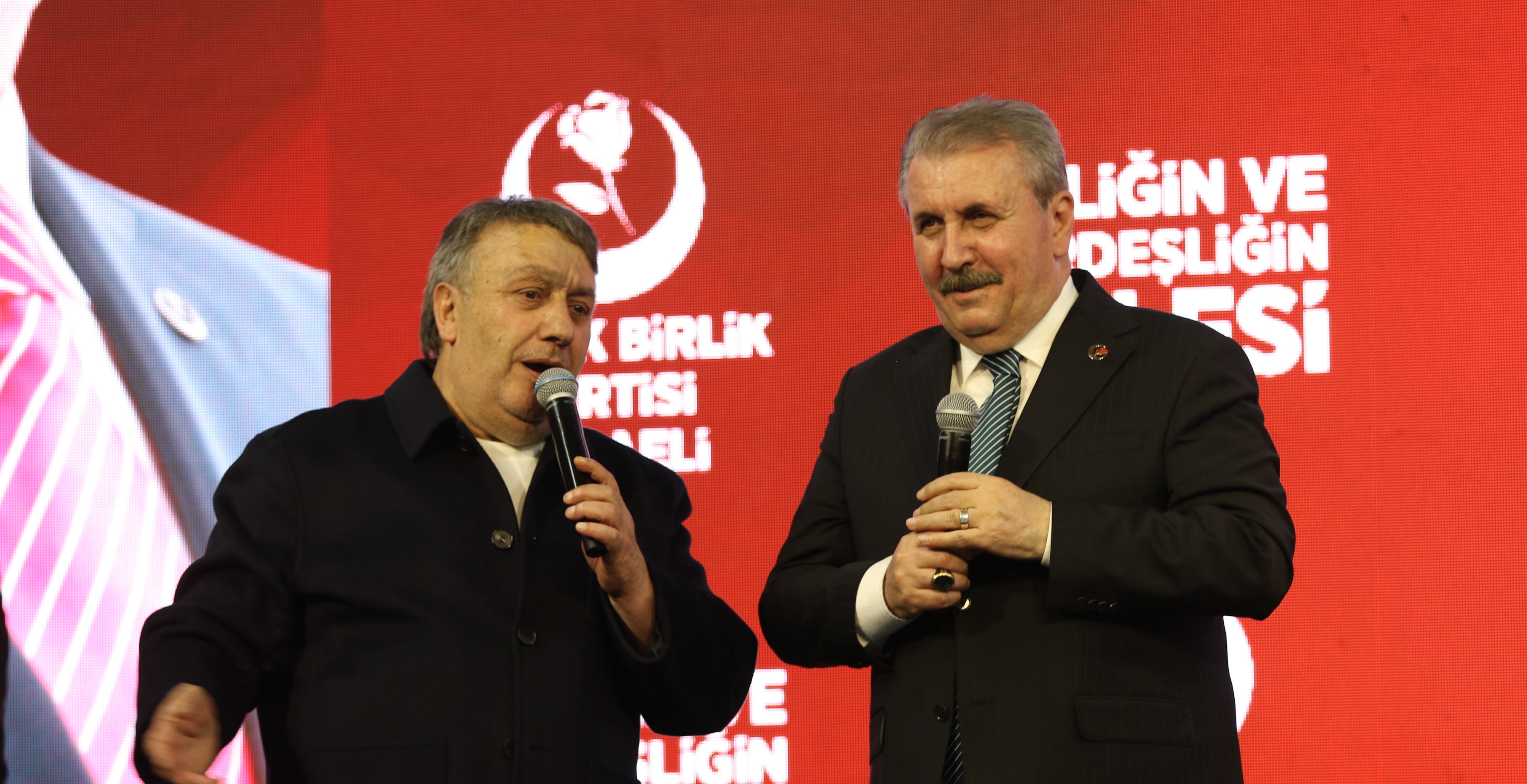 Mustafa Destici konuşma yapıyor