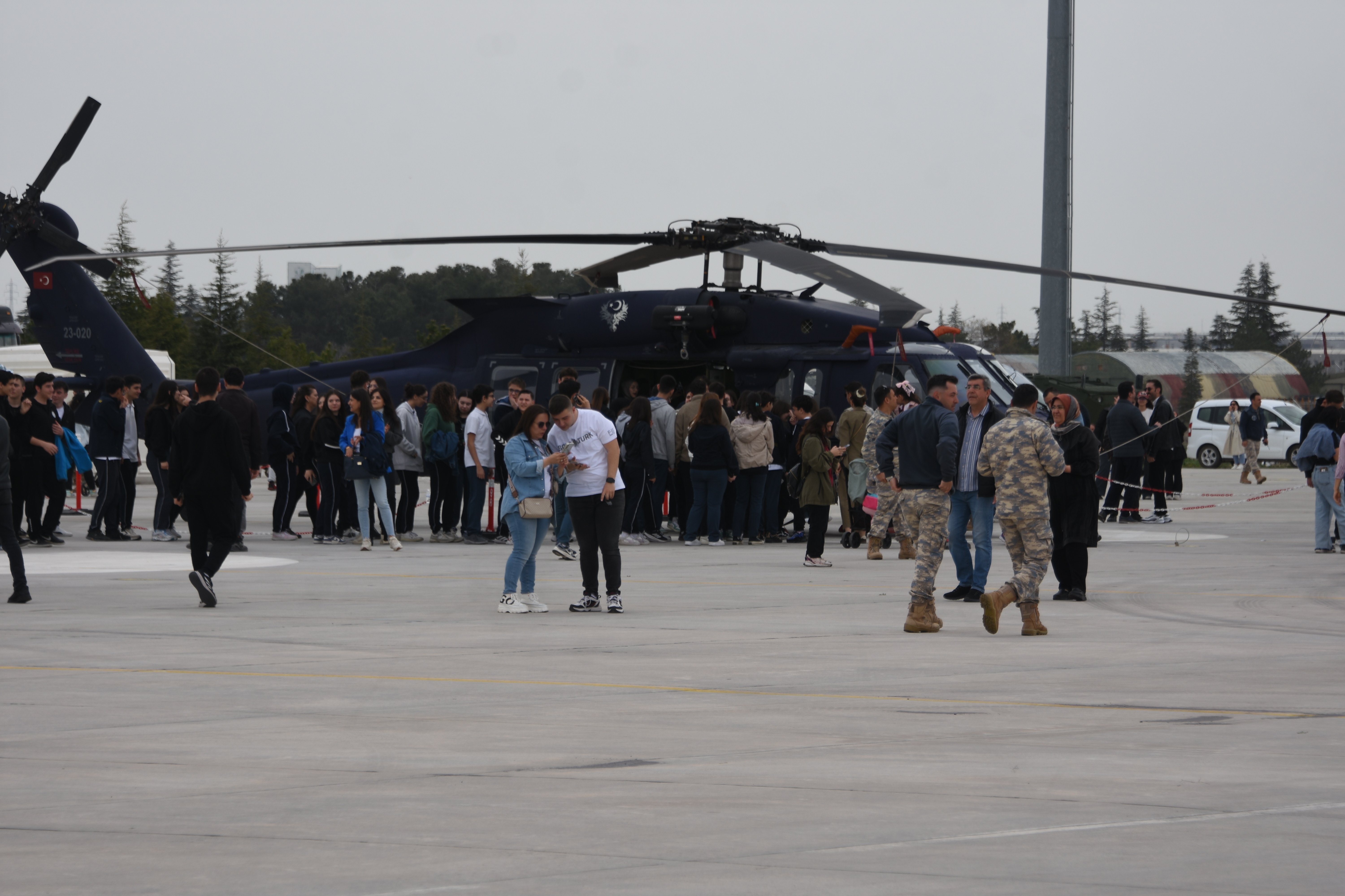 Öğrenciler pilotlarla fotoğraf çekiyor