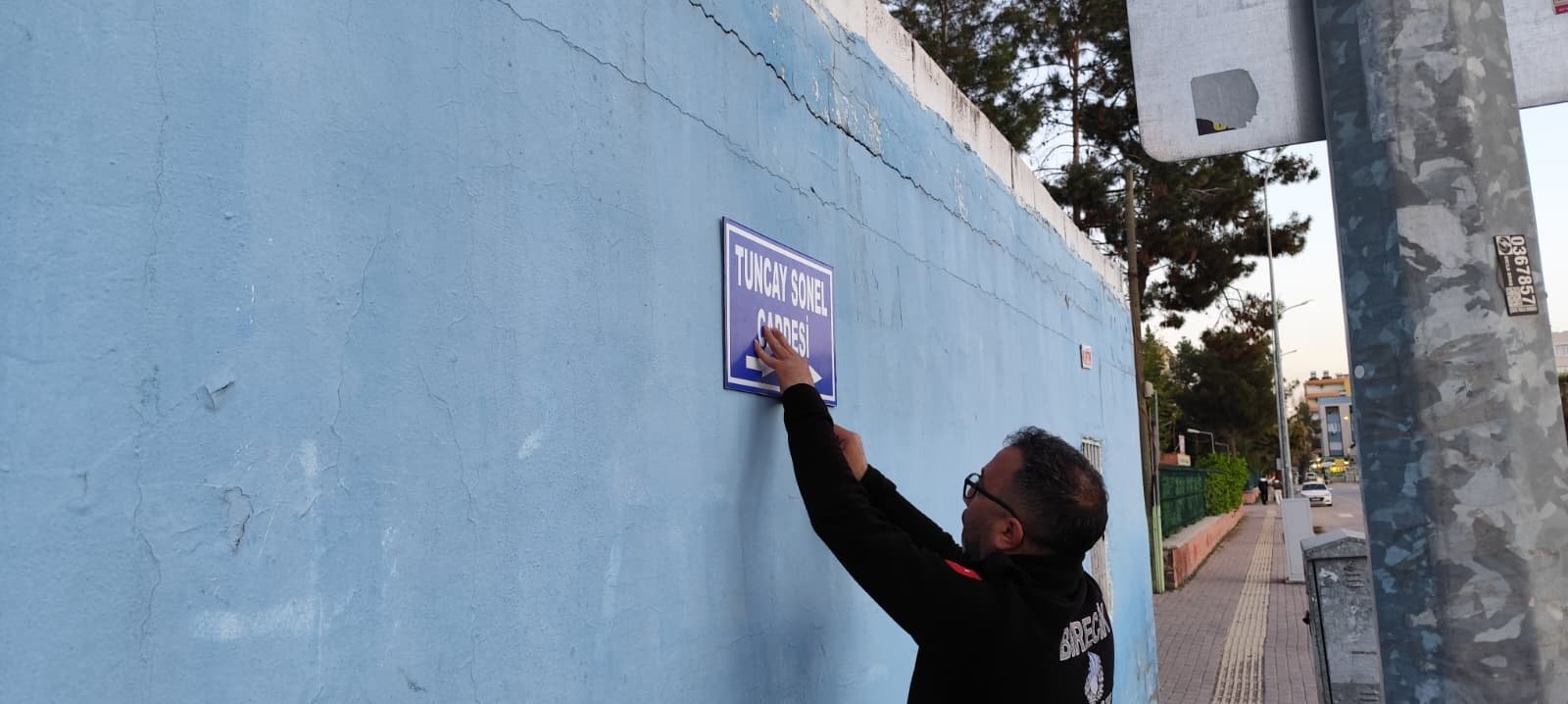 Tuncay Sonel Cadde Tabelası Sökülüyor