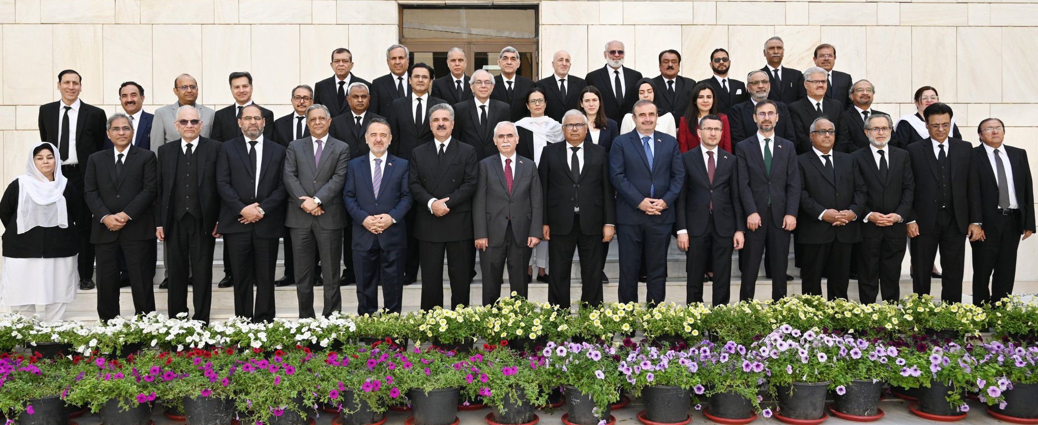 AYM Başkanı Kadir Özkaya Pakistan Başbakanı Şahbaz Şerif ile görüşüyor