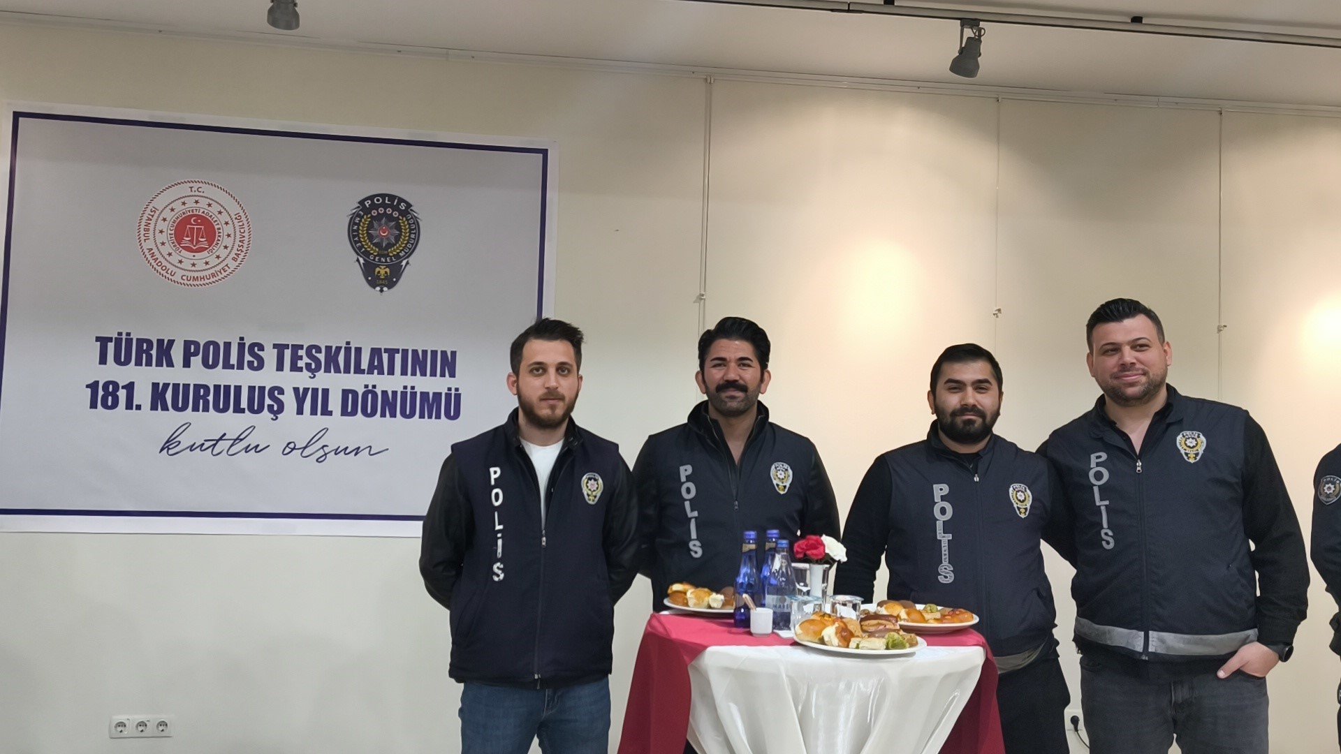 Polis Haftası kutlamalarında polisler ve adliye personeli